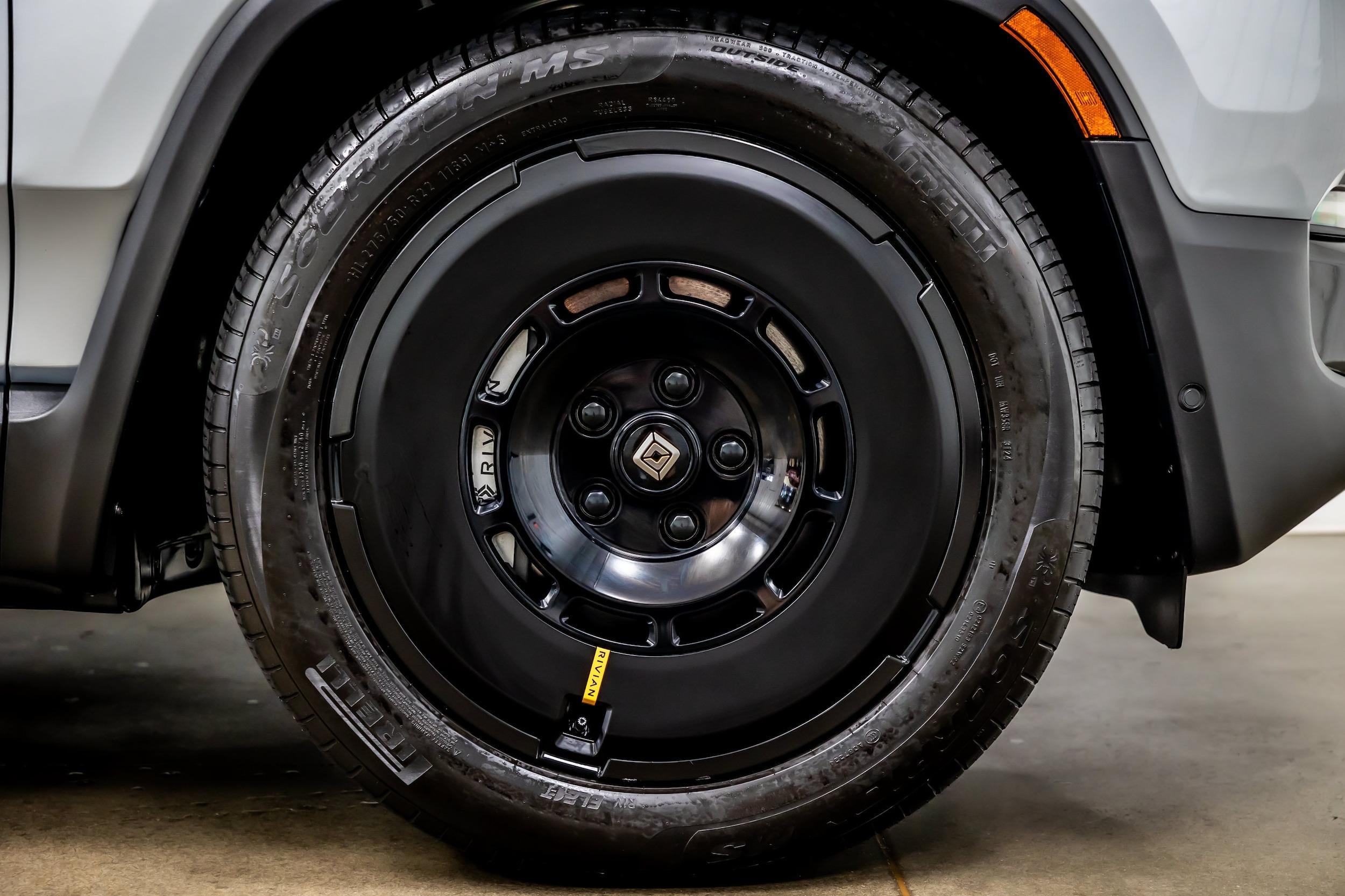 2025 Rivian R1S Adventure