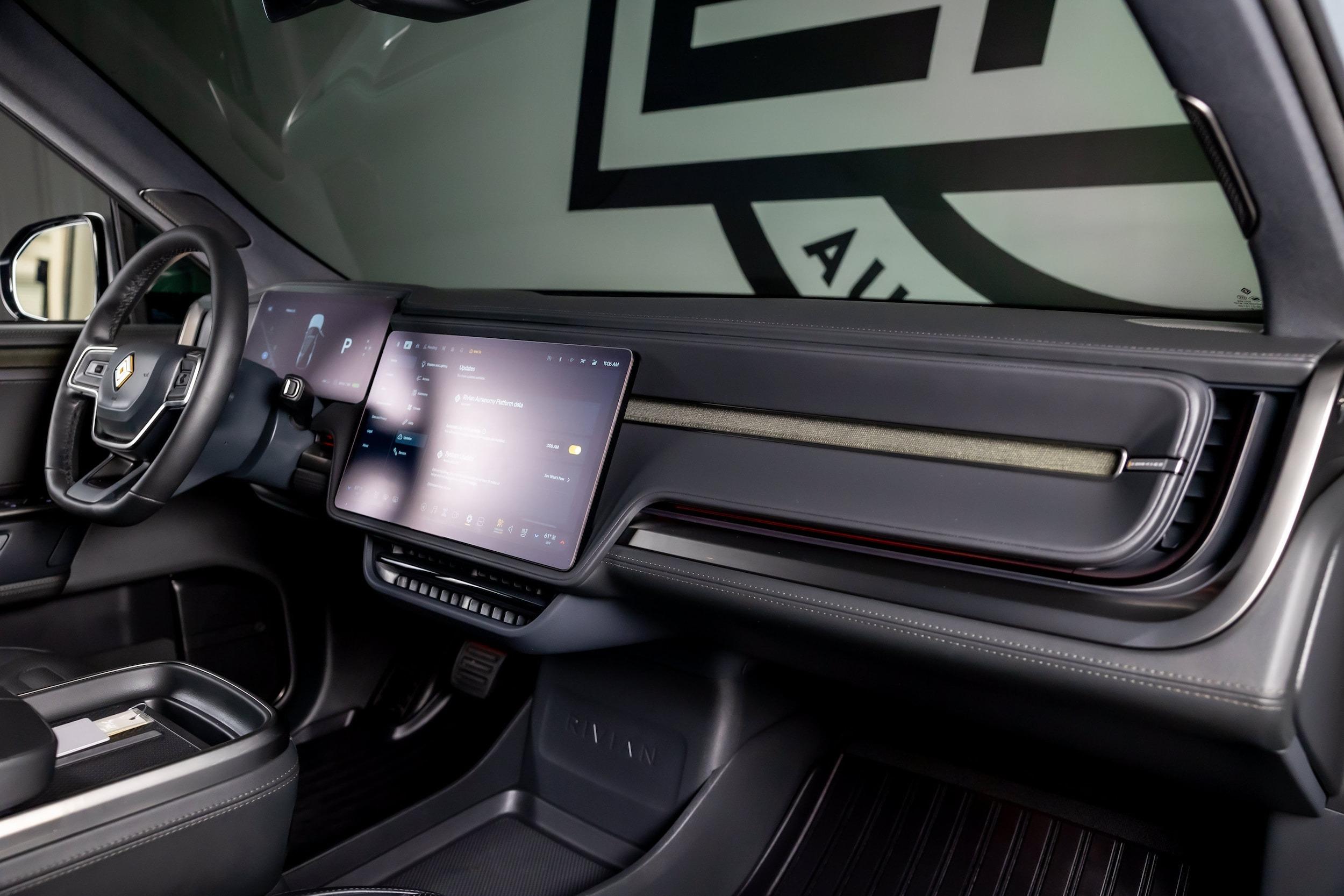 2025 Rivian R1S Adventure
