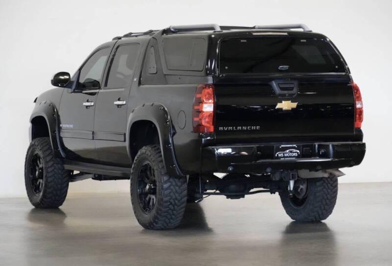 2012 Chevrolet Avalanche LT - 5