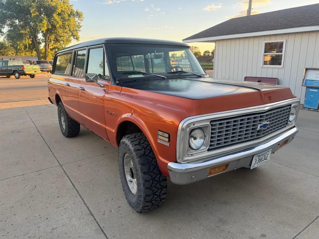 1971 Chevrolet Suburban - 2