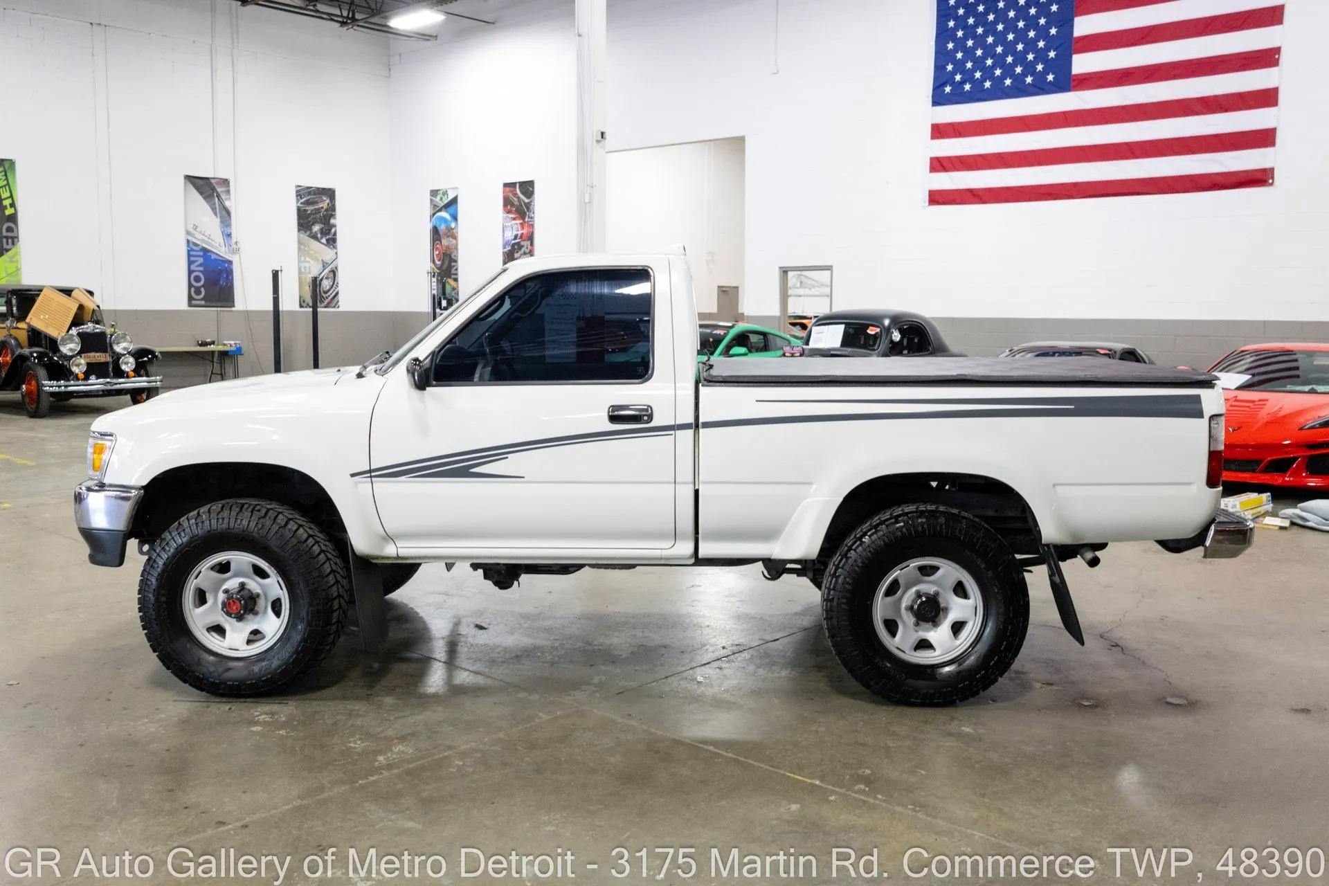 1995 Toyota Pickup DLX - 2
