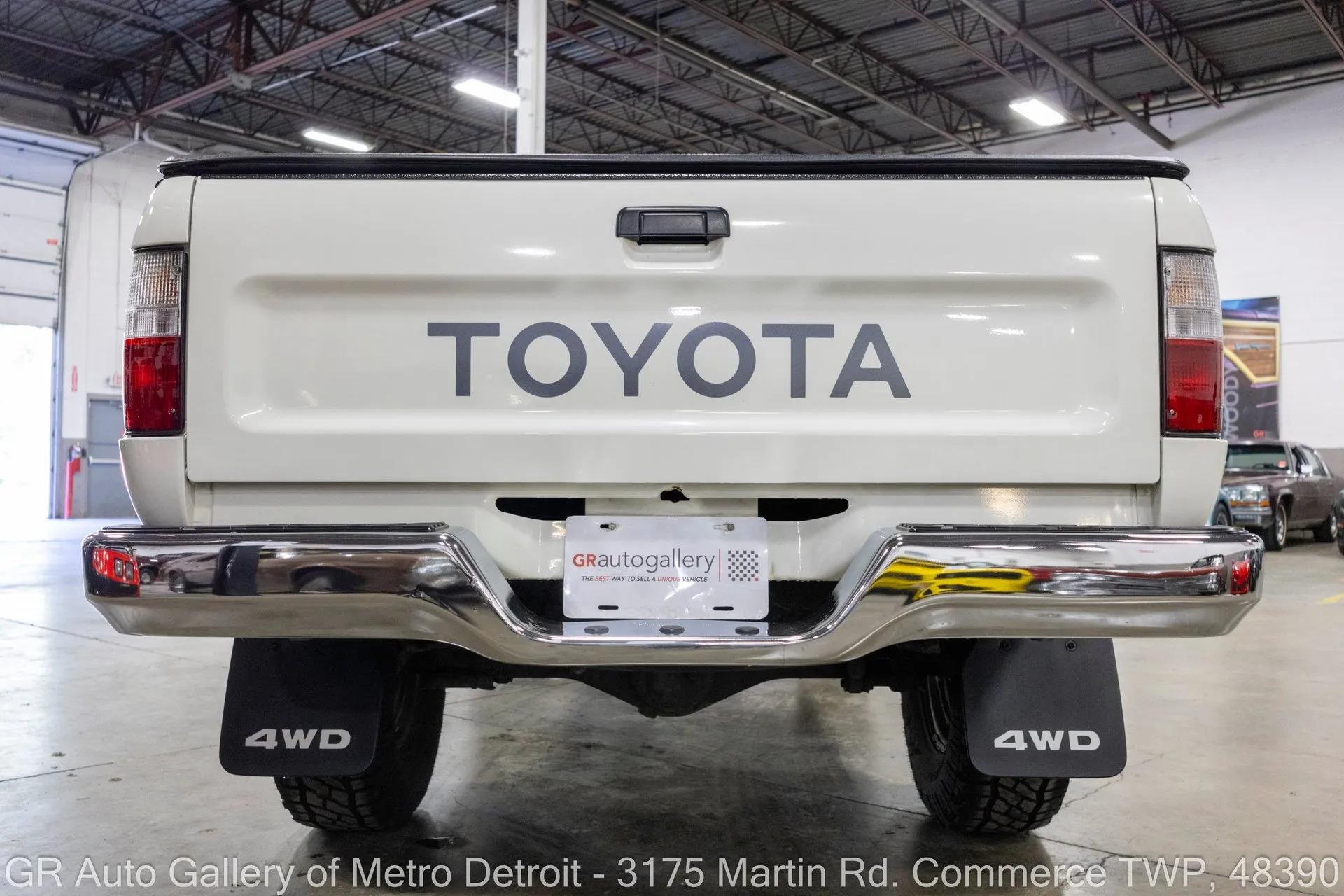 1995 Toyota Pickup DLX - 4