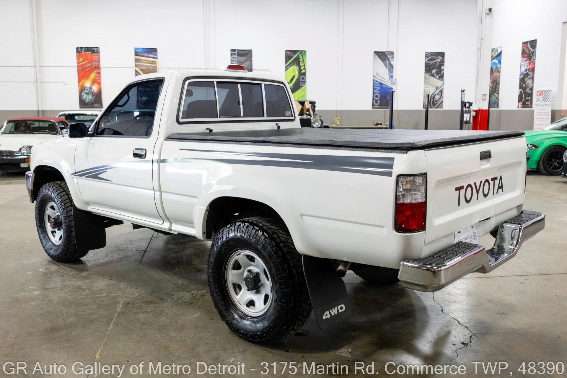 1995 Toyota Pickup DLX - 5