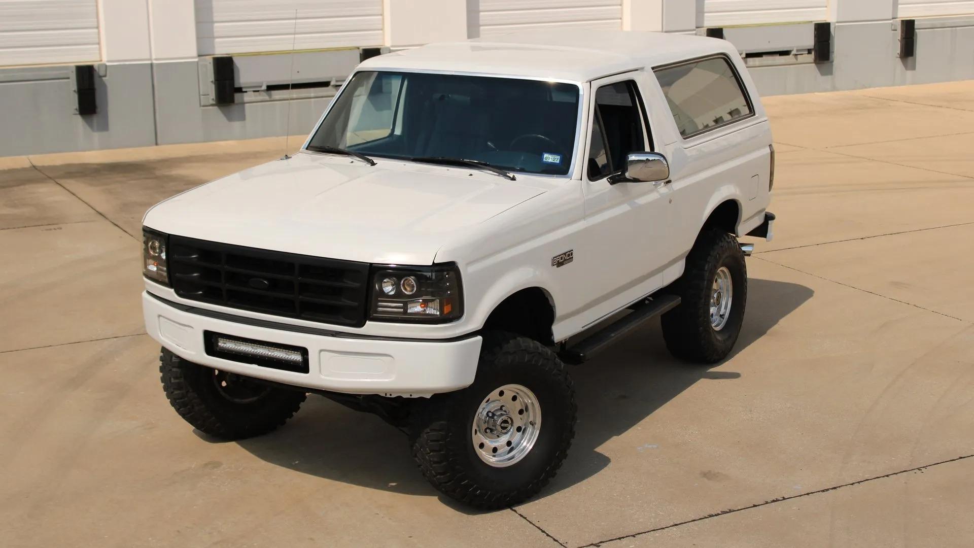 1993 Ford Bronco XLT 4x4 - 2