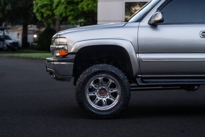 2001 Chevrolet Suburban 2500 LT - 4