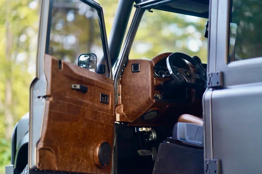 1993 Land Rover Defender “Flying Huntsman” 6x6