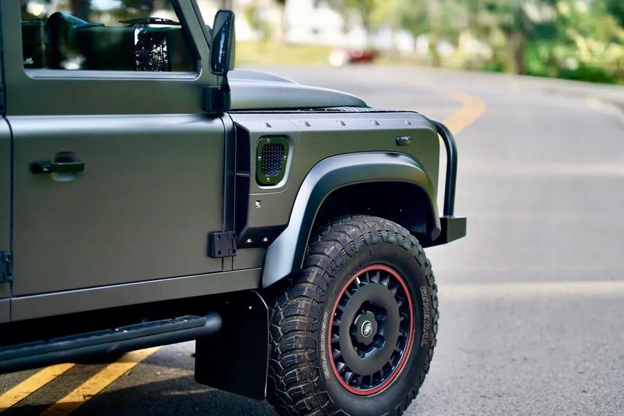 1993 Land Rover Defender “Flying Huntsman” 6x6