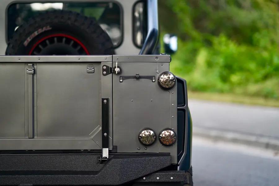 1993 Land Rover Defender “Flying Huntsman” 6x6