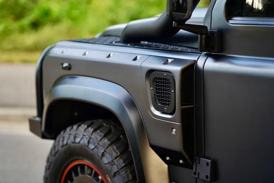 1993 Land Rover Defender “Flying Huntsman” 6x6