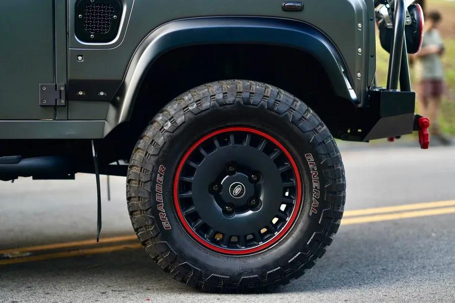 1993 Land Rover Defender “Flying Huntsman” 6x6