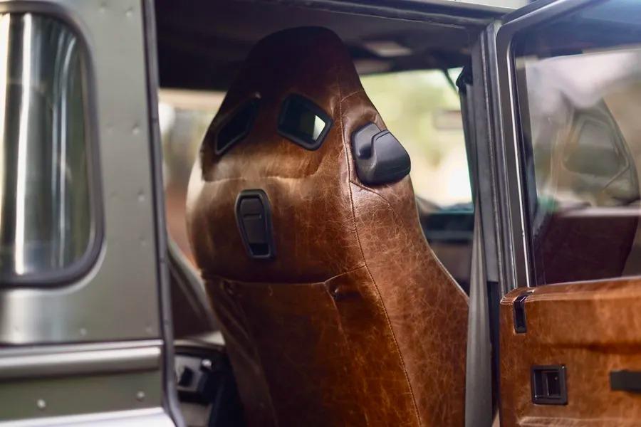 1993 Land Rover Defender “Flying Huntsman” 6x6