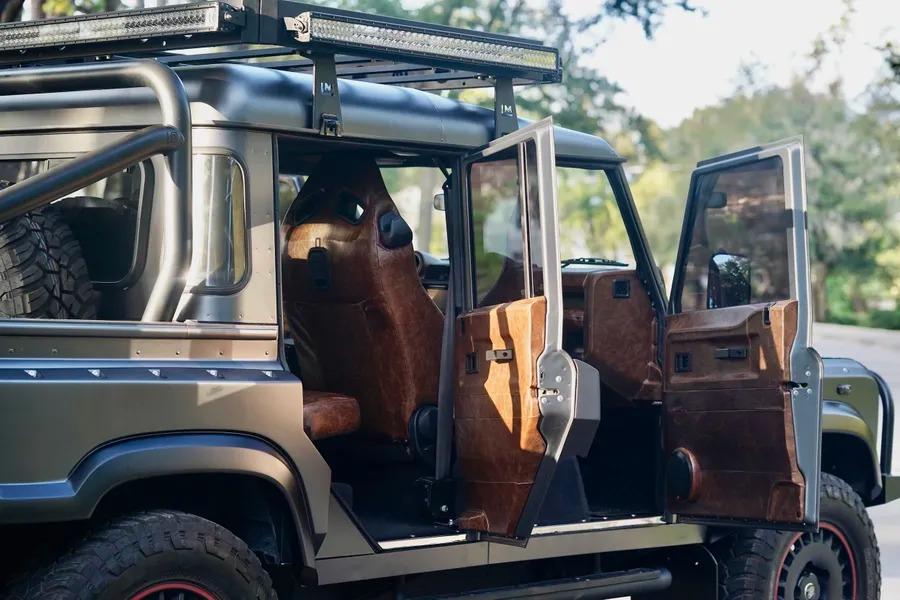 1993 Land Rover Defender “Flying Huntsman” 6x6