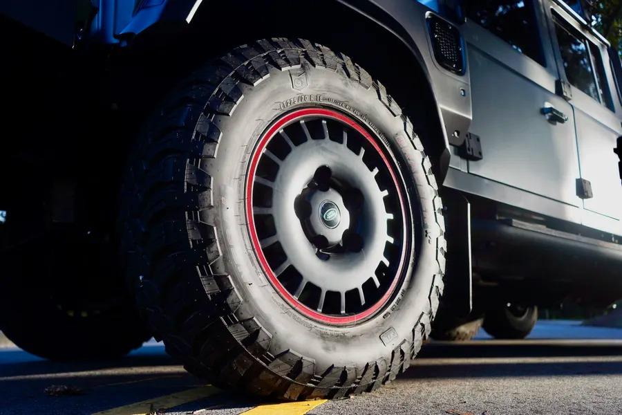 1993 Land Rover Defender “Flying Huntsman” 6x6