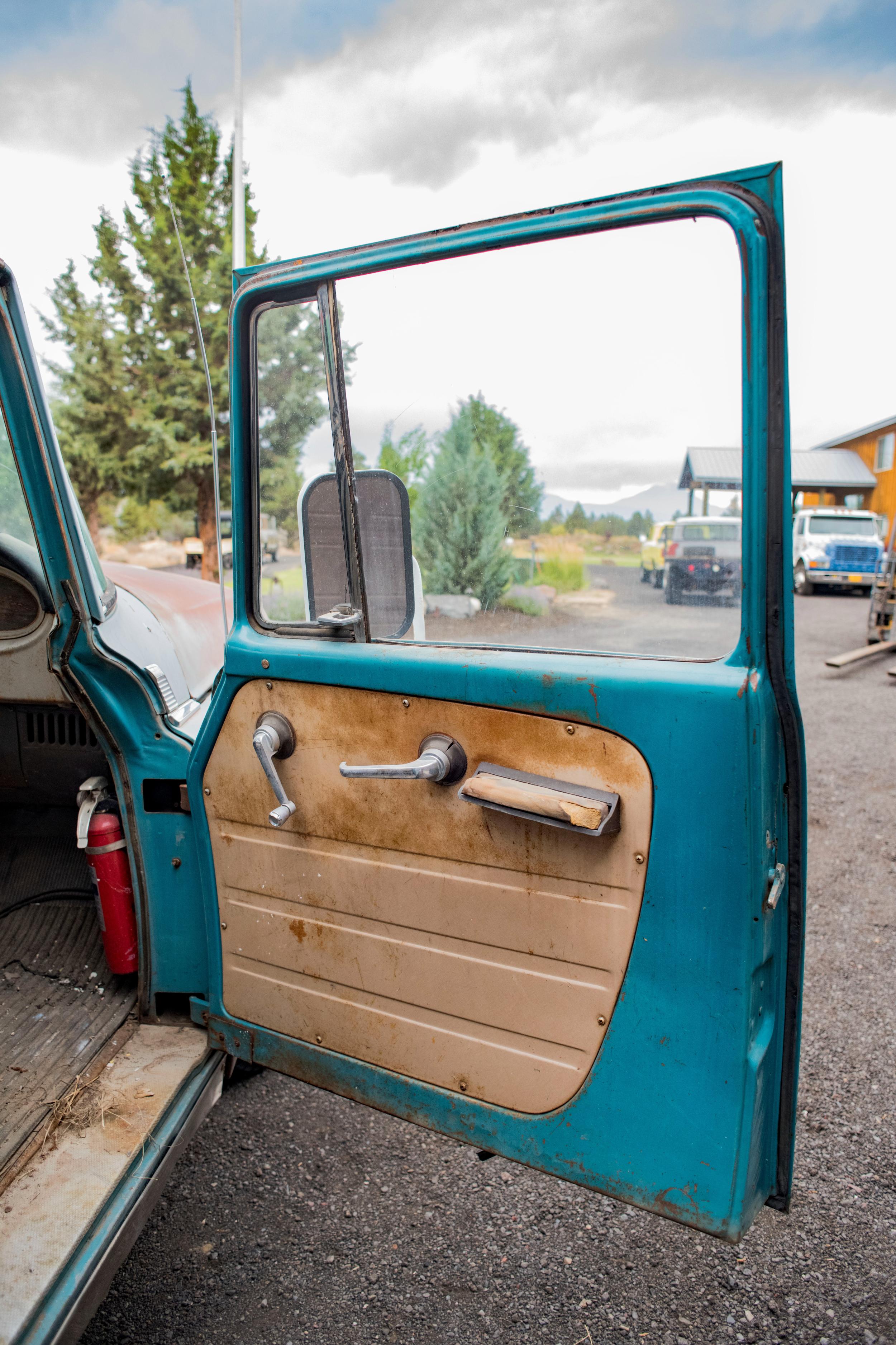 1966 International Travelall 4WD C1100