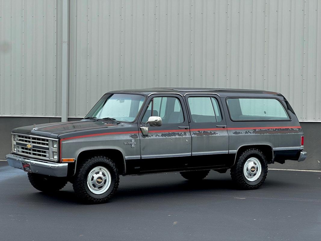 1987 Chevrolet R20 Suburban Silverado - 3