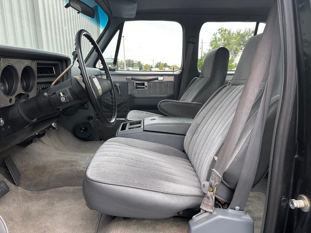1987 Chevrolet R20 Suburban Silverado