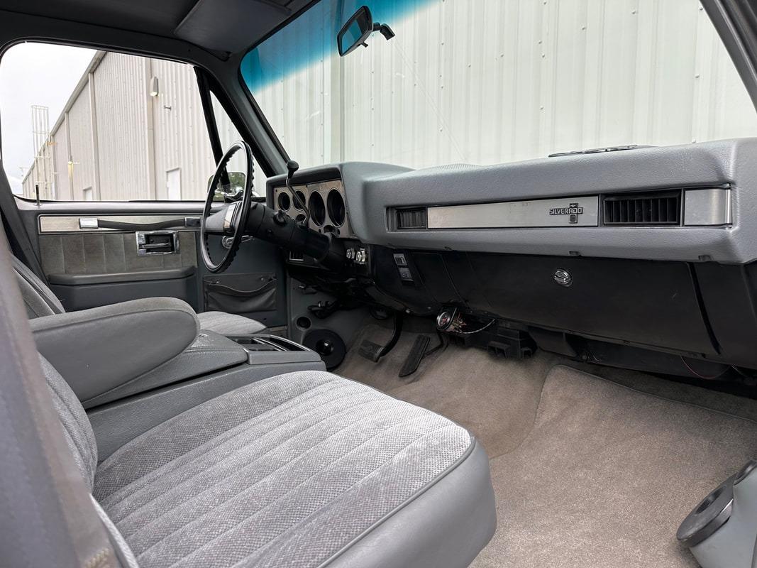 1987 Chevrolet R20 Suburban Silverado