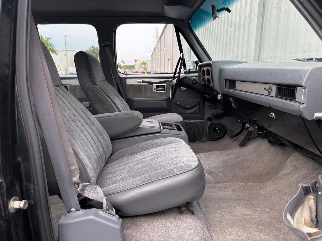 1987 Chevrolet R20 Suburban Silverado