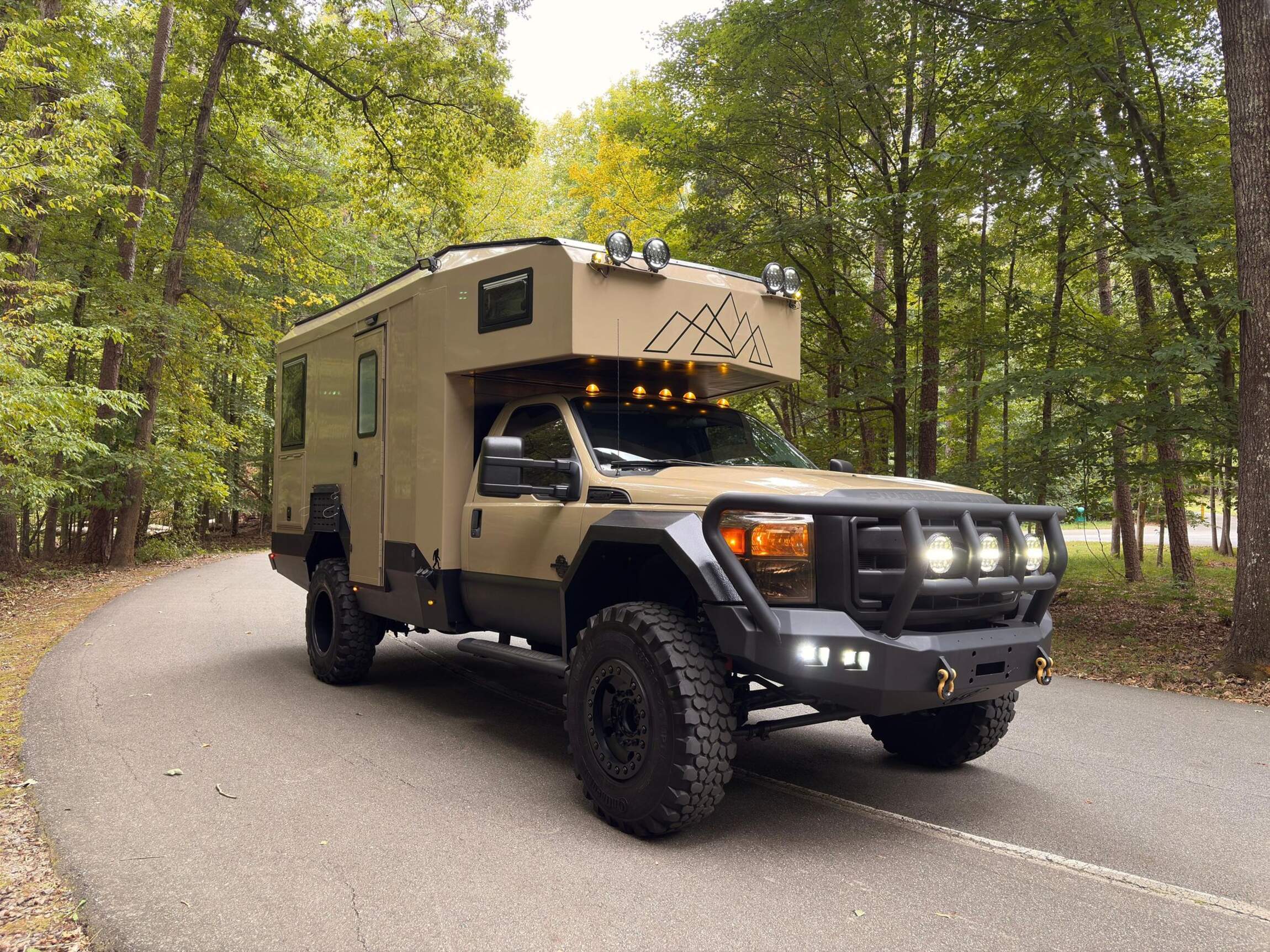 Sold: 2013 Ford F-550 Super Duty 4×4 Camper