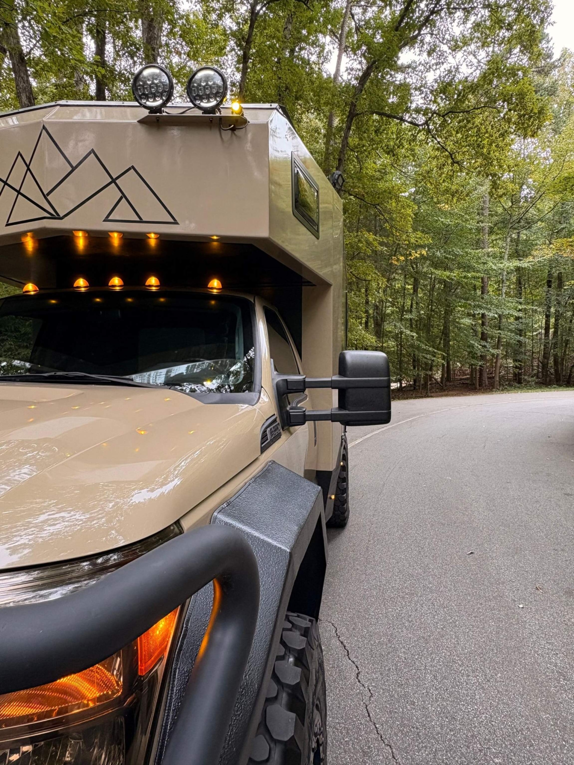 Sold: 2013 Ford F-550 Super Duty 4×4 Camper