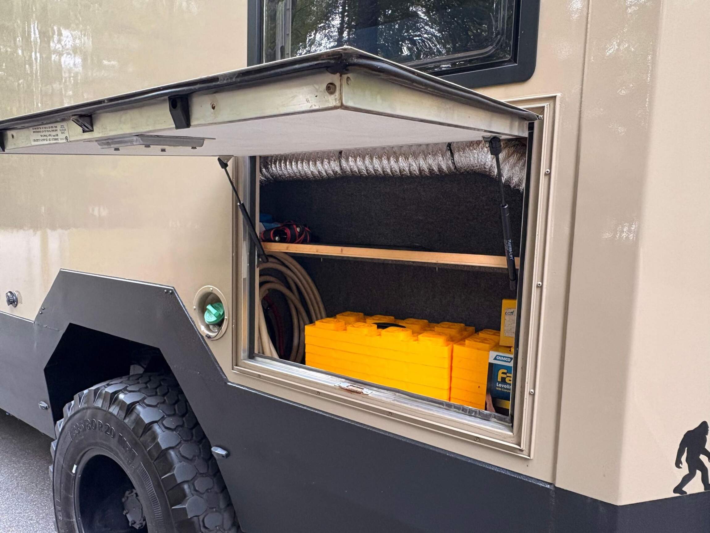 Sold: 2013 Ford F-550 Super Duty 4×4 Camper