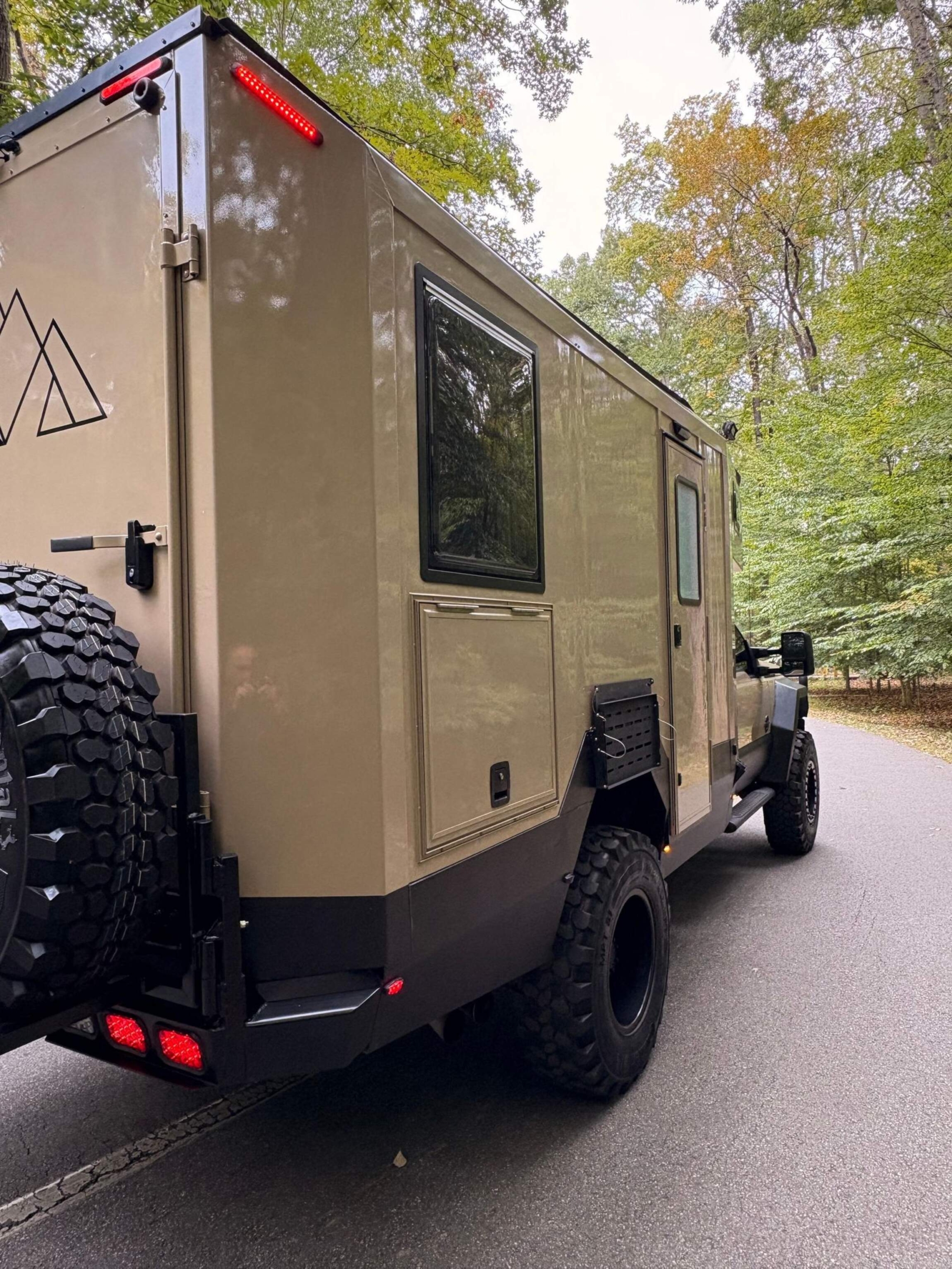 Sold: 2013 Ford F-550 Super Duty 4×4 Camper