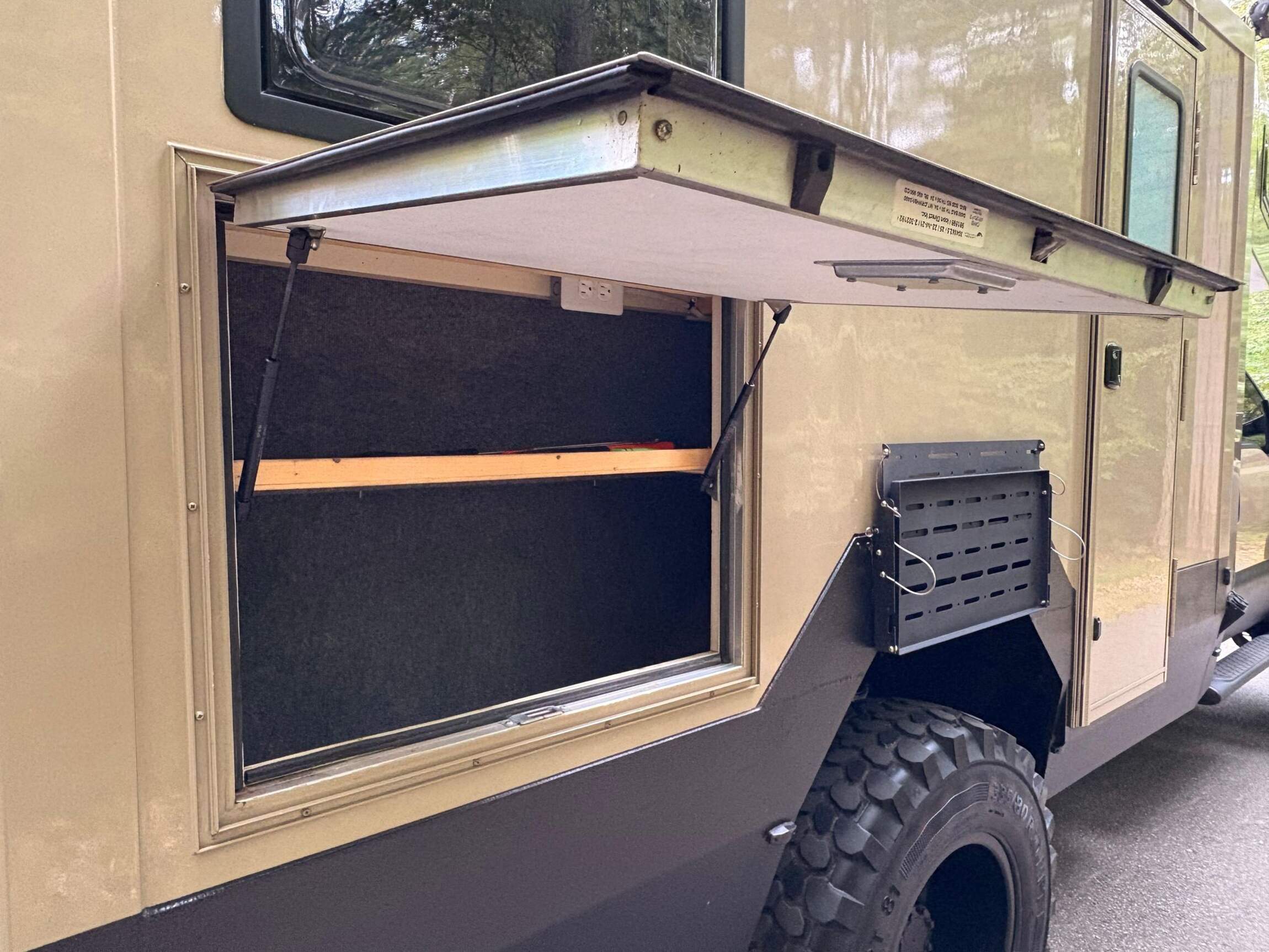 Sold: 2013 Ford F-550 Super Duty 4×4 Camper