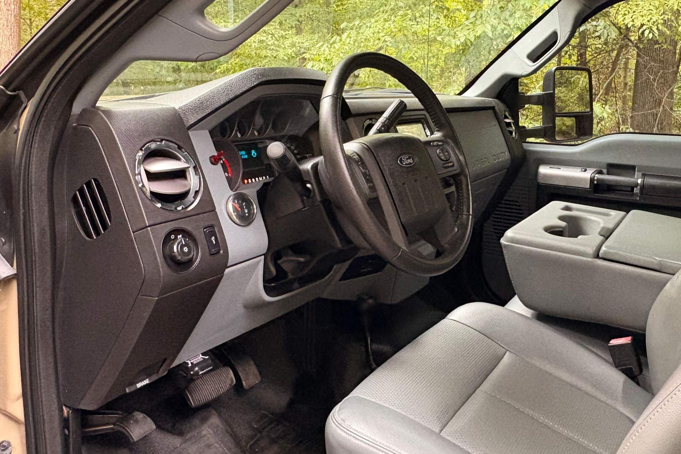 Sold: 2013 Ford F-550 Super Duty 4×4 Camper