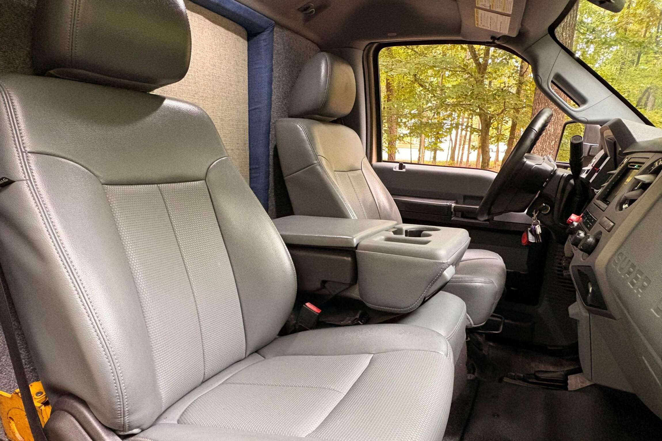 Sold: 2013 Ford F-550 Super Duty 4×4 Camper