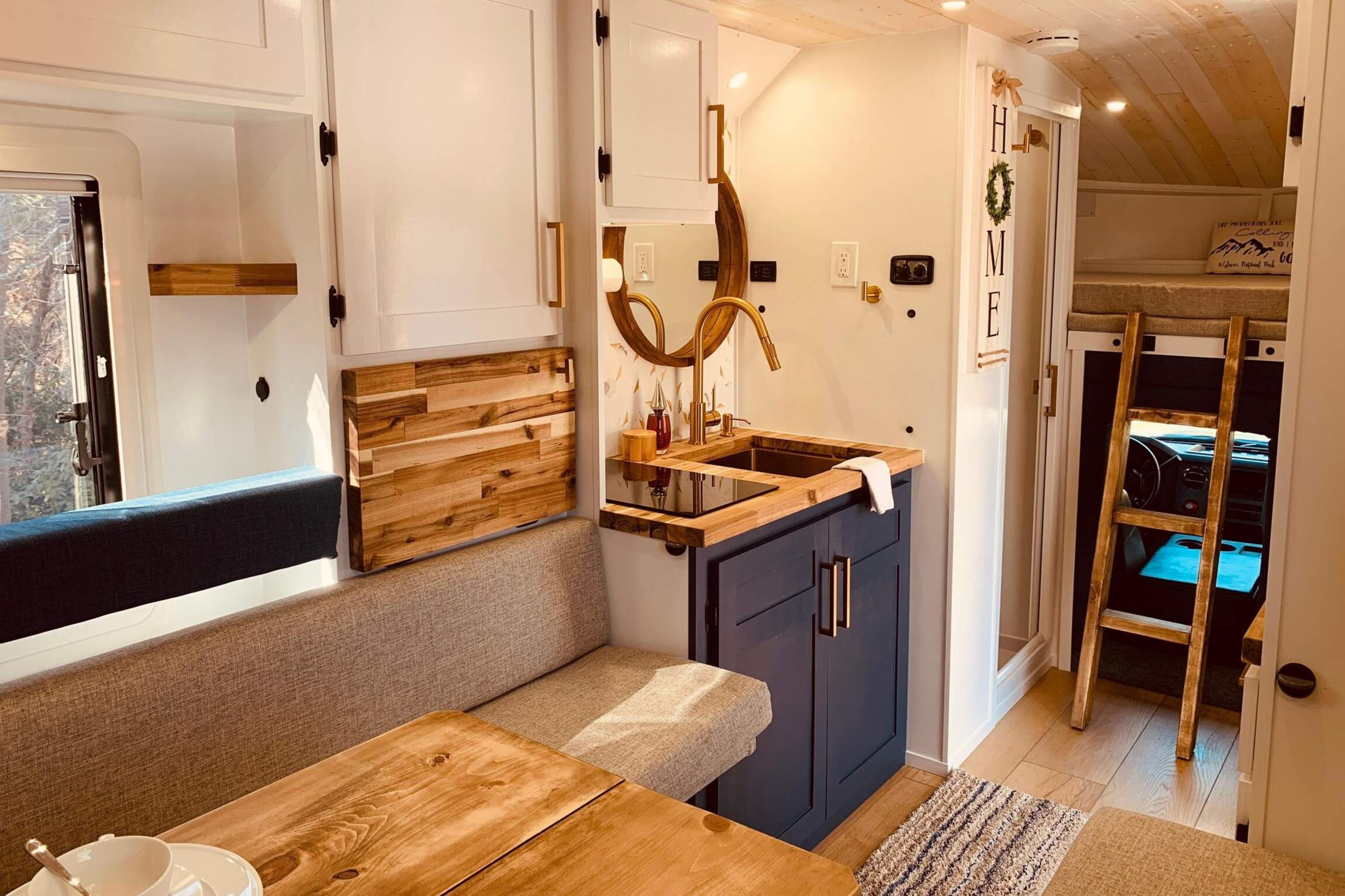 Sold: 2013 Ford F-550 Super Duty 4×4 Camper