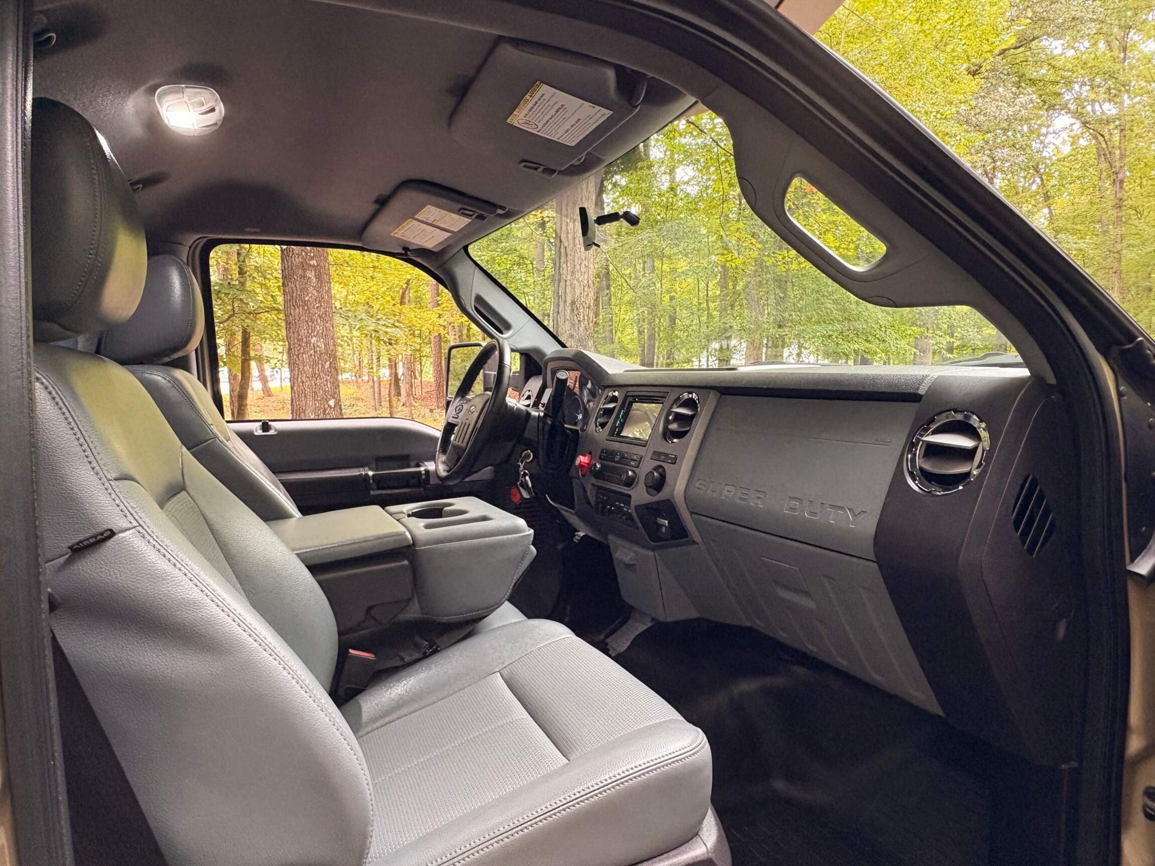 Sold: 2013 Ford F-550 Super Duty 4×4 Camper