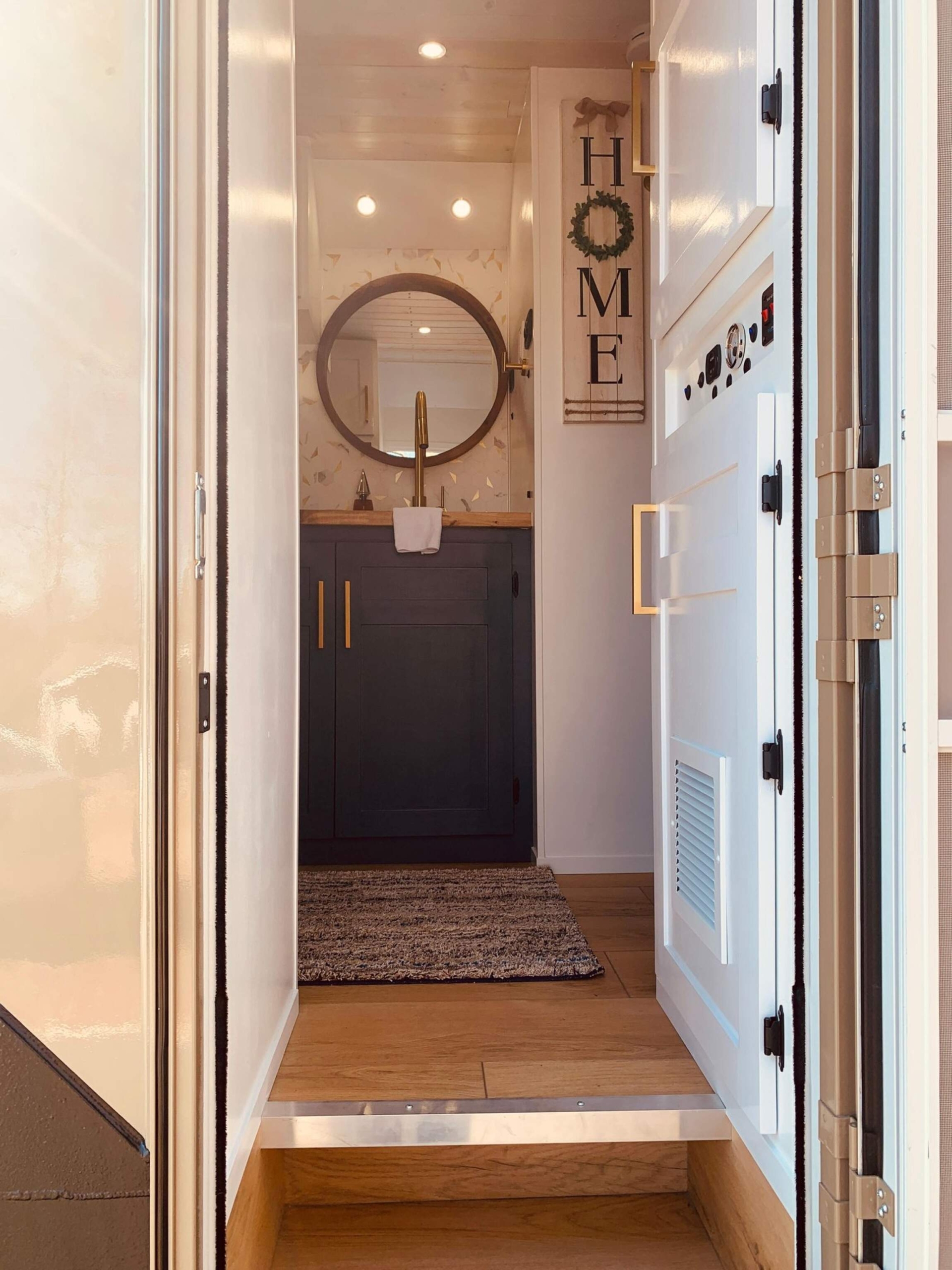 Sold: 2013 Ford F-550 Super Duty 4×4 Camper