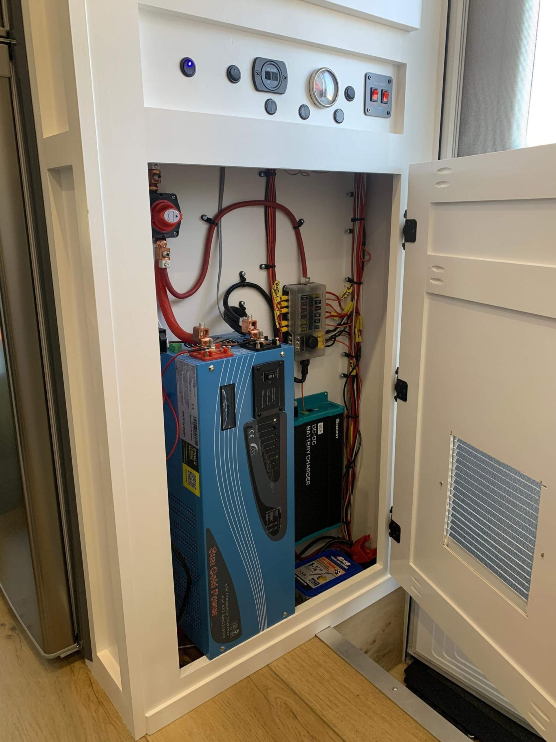 Sold: 2013 Ford F-550 Super Duty 4×4 Camper