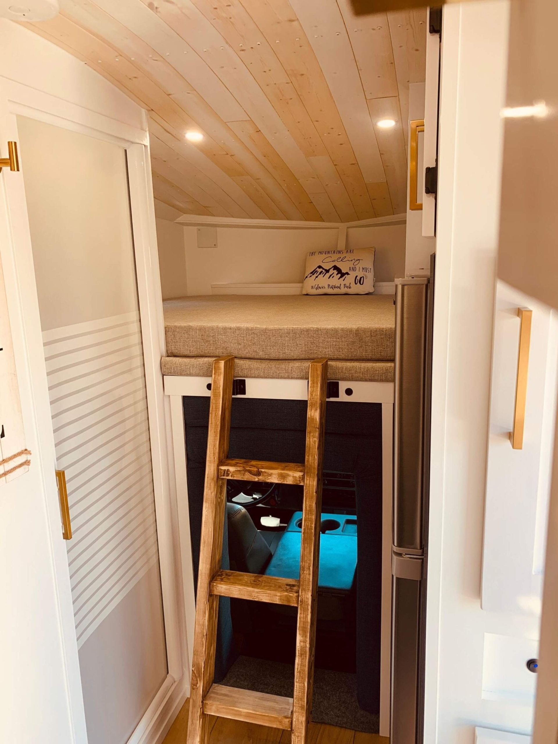 Sold: 2013 Ford F-550 Super Duty 4×4 Camper