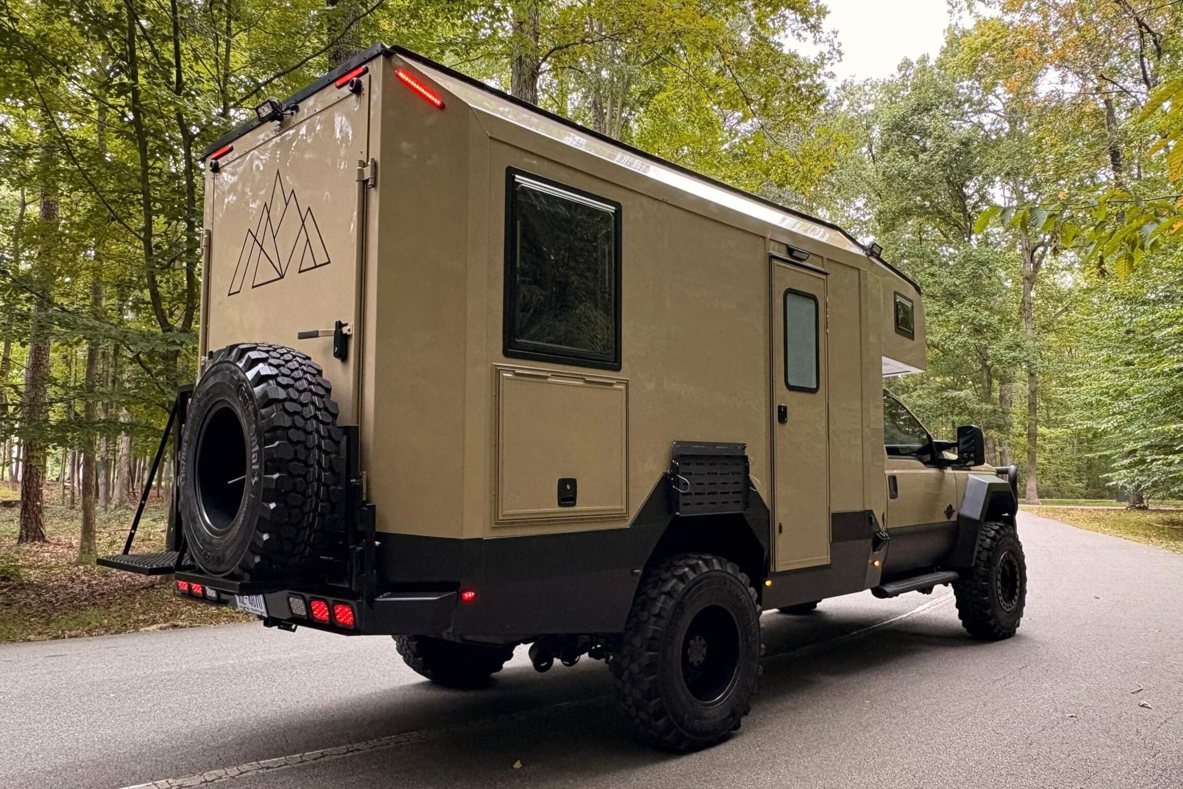 Sold: 2013 Ford F-550 Super Duty 4×4 Camper - 5