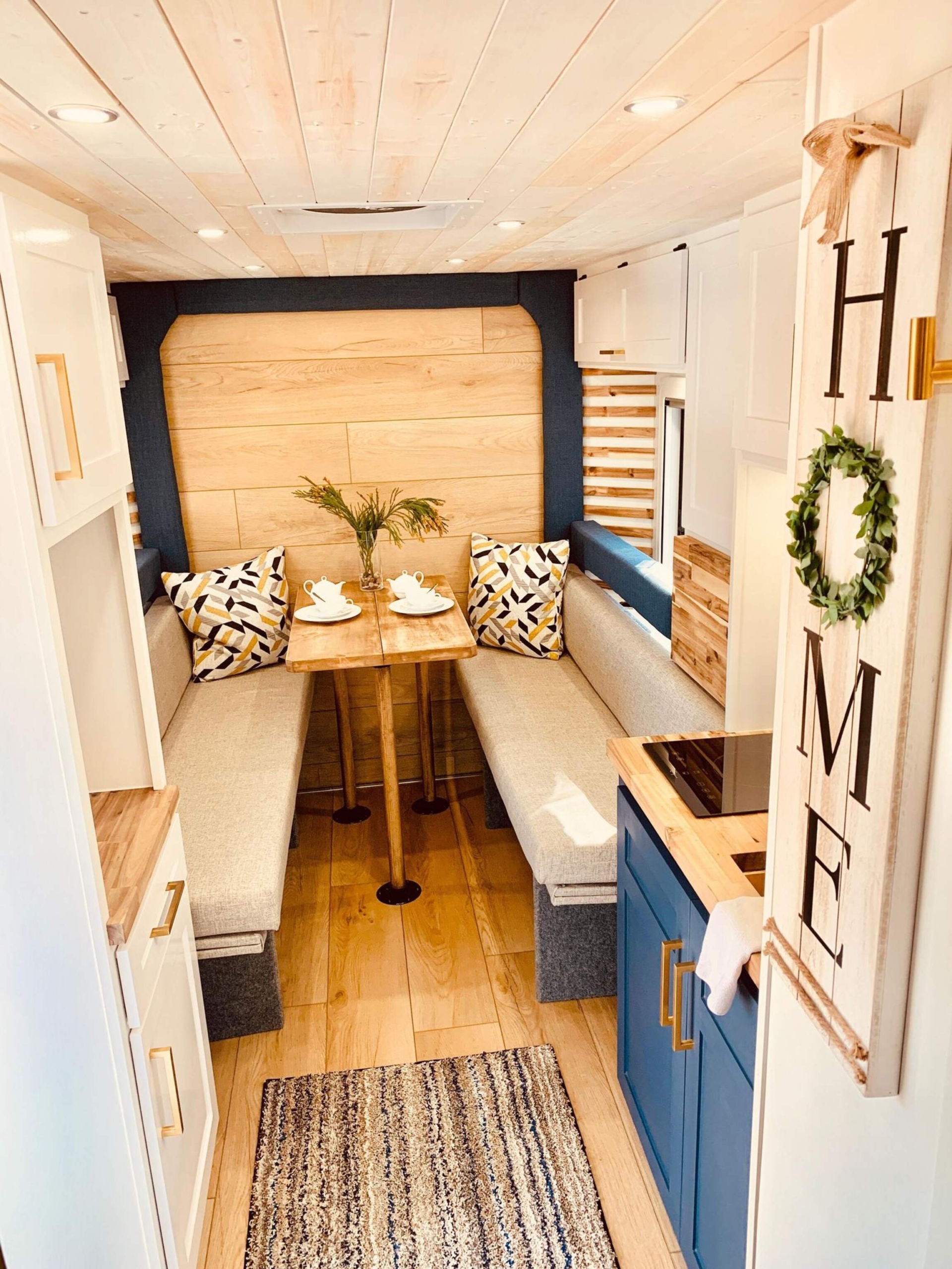 Sold: 2013 Ford F-550 Super Duty 4×4 Camper