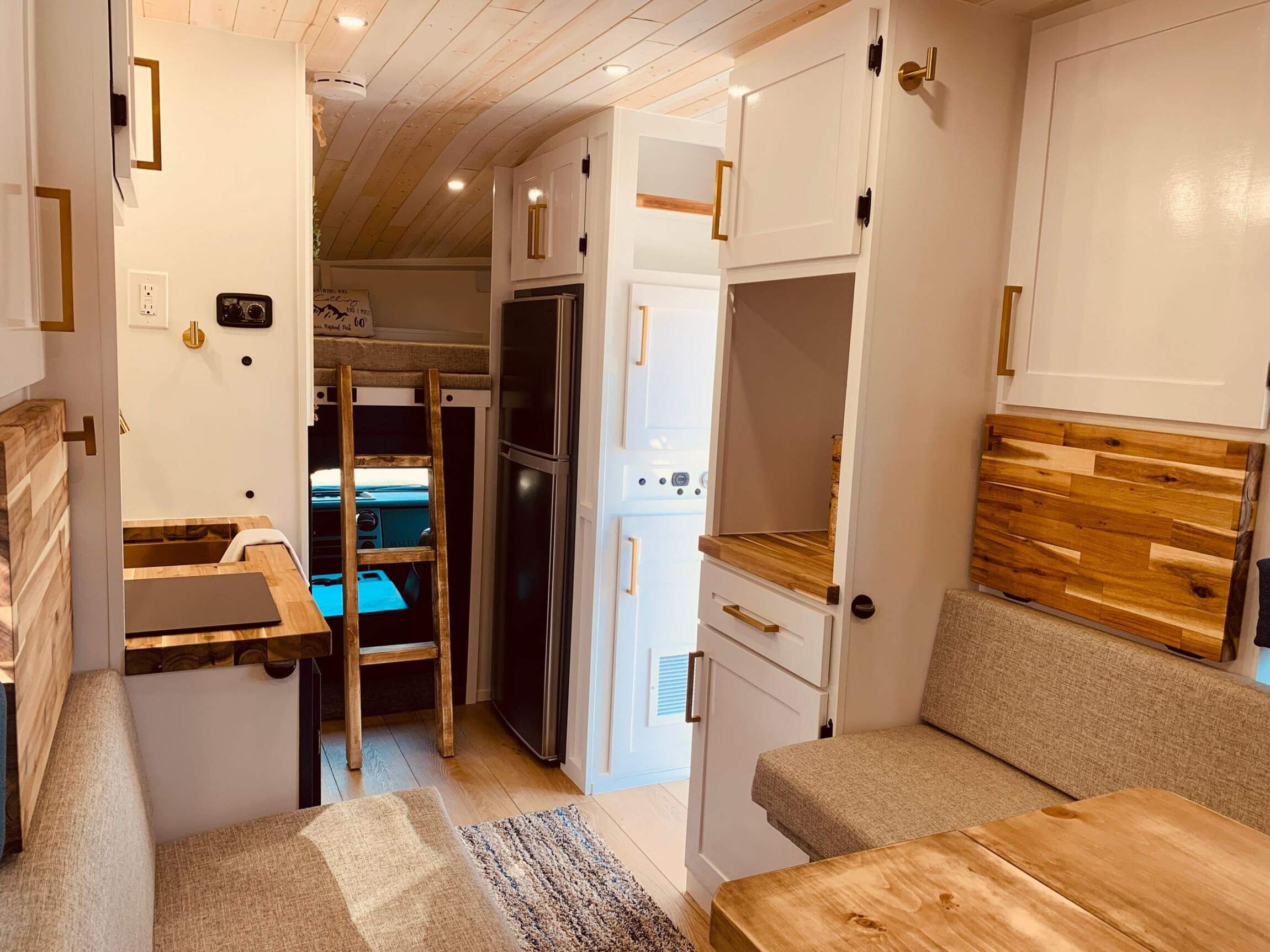 Sold: 2013 Ford F-550 Super Duty 4×4 Camper