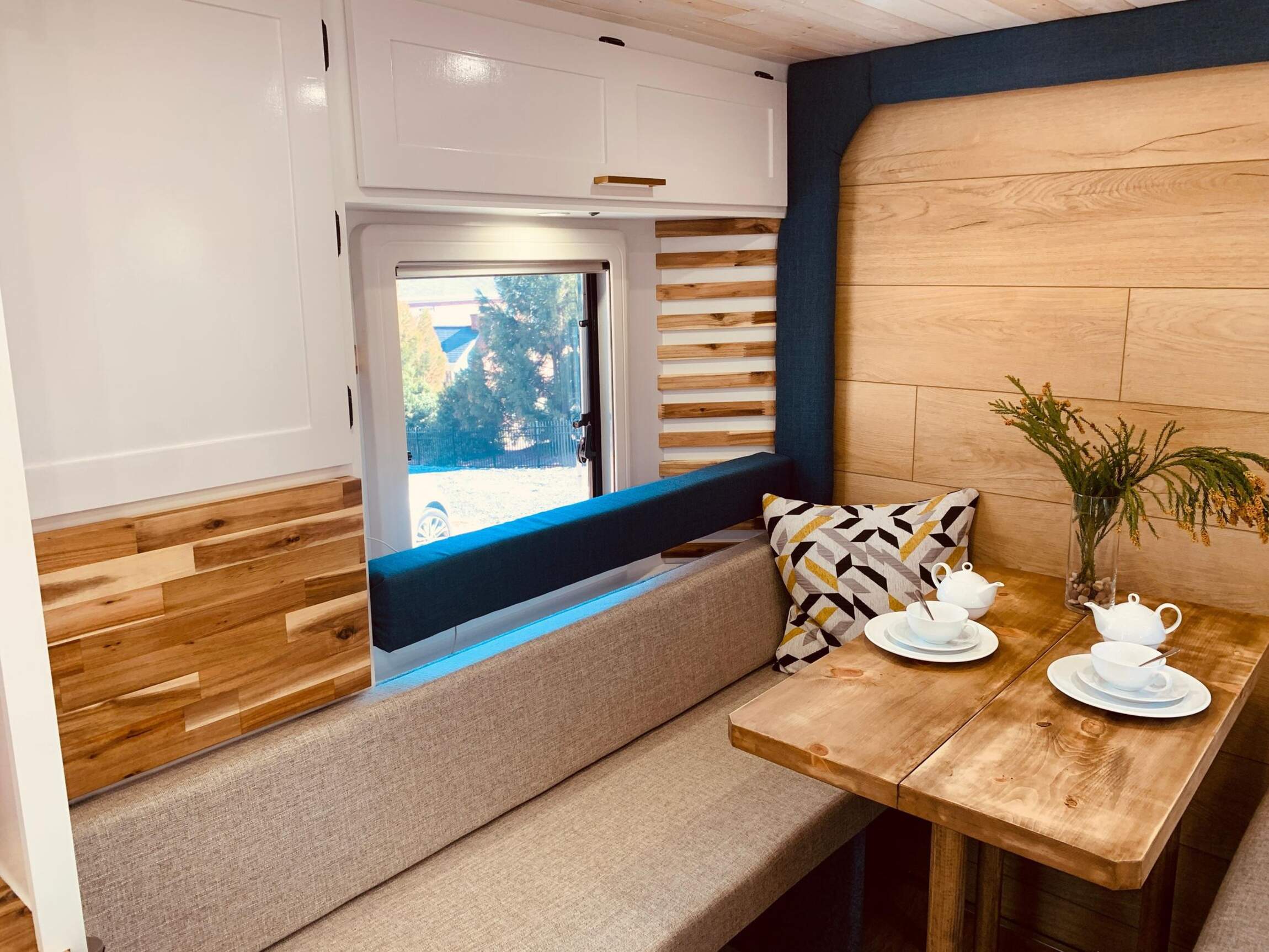 Sold: 2013 Ford F-550 Super Duty 4×4 Camper