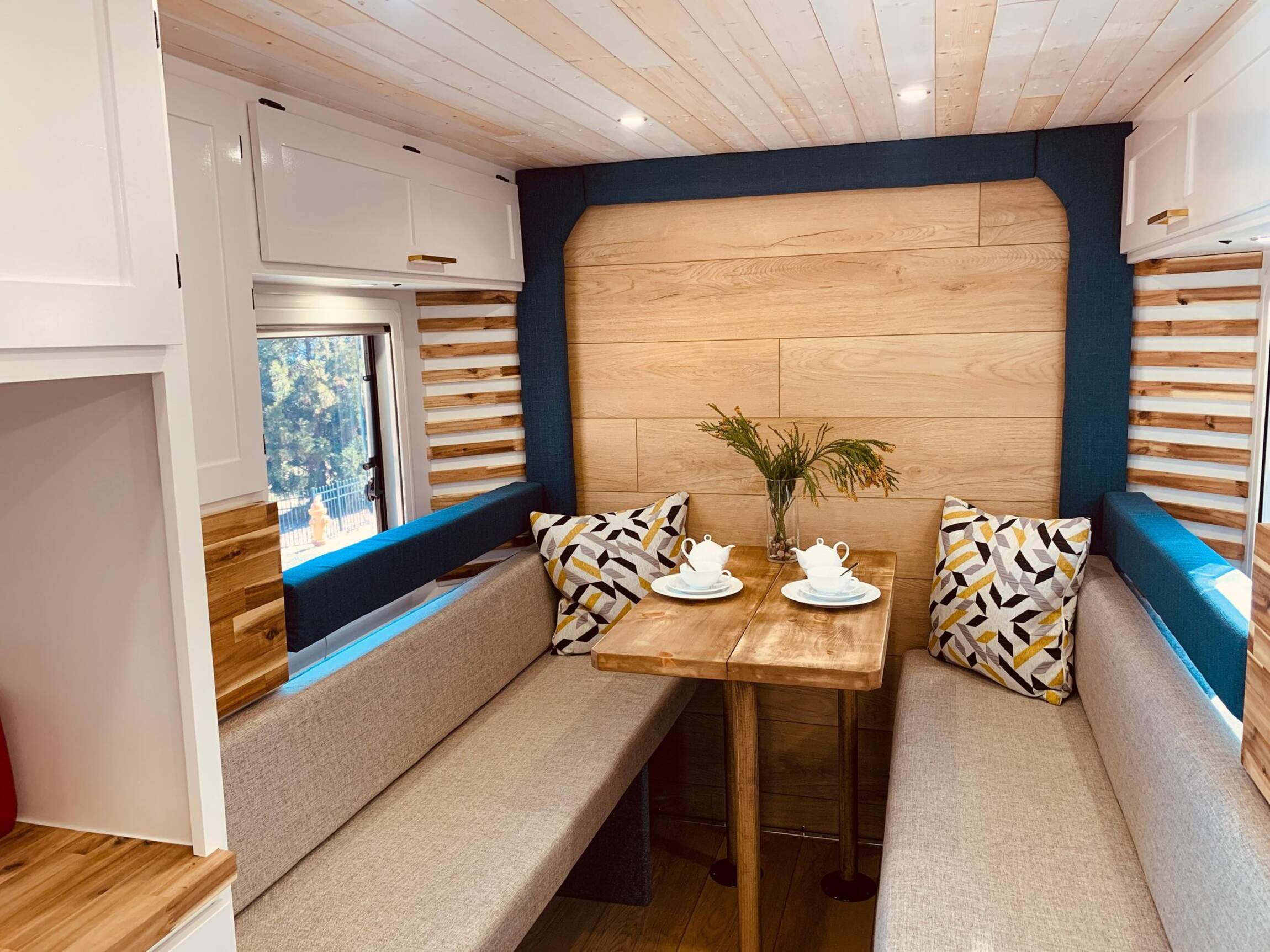 Sold: 2013 Ford F-550 Super Duty 4×4 Camper