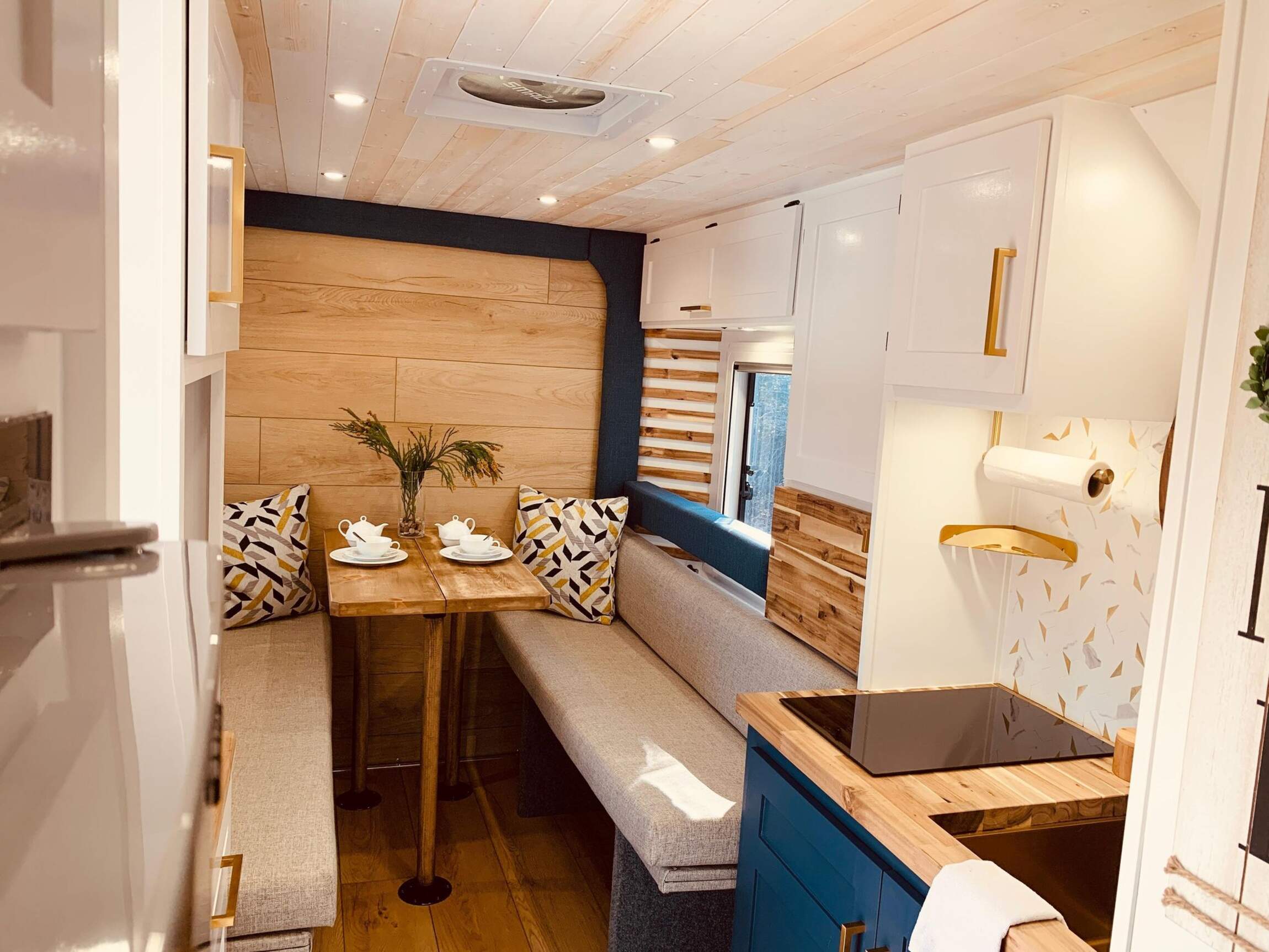 Sold: 2013 Ford F-550 Super Duty 4×4 Camper