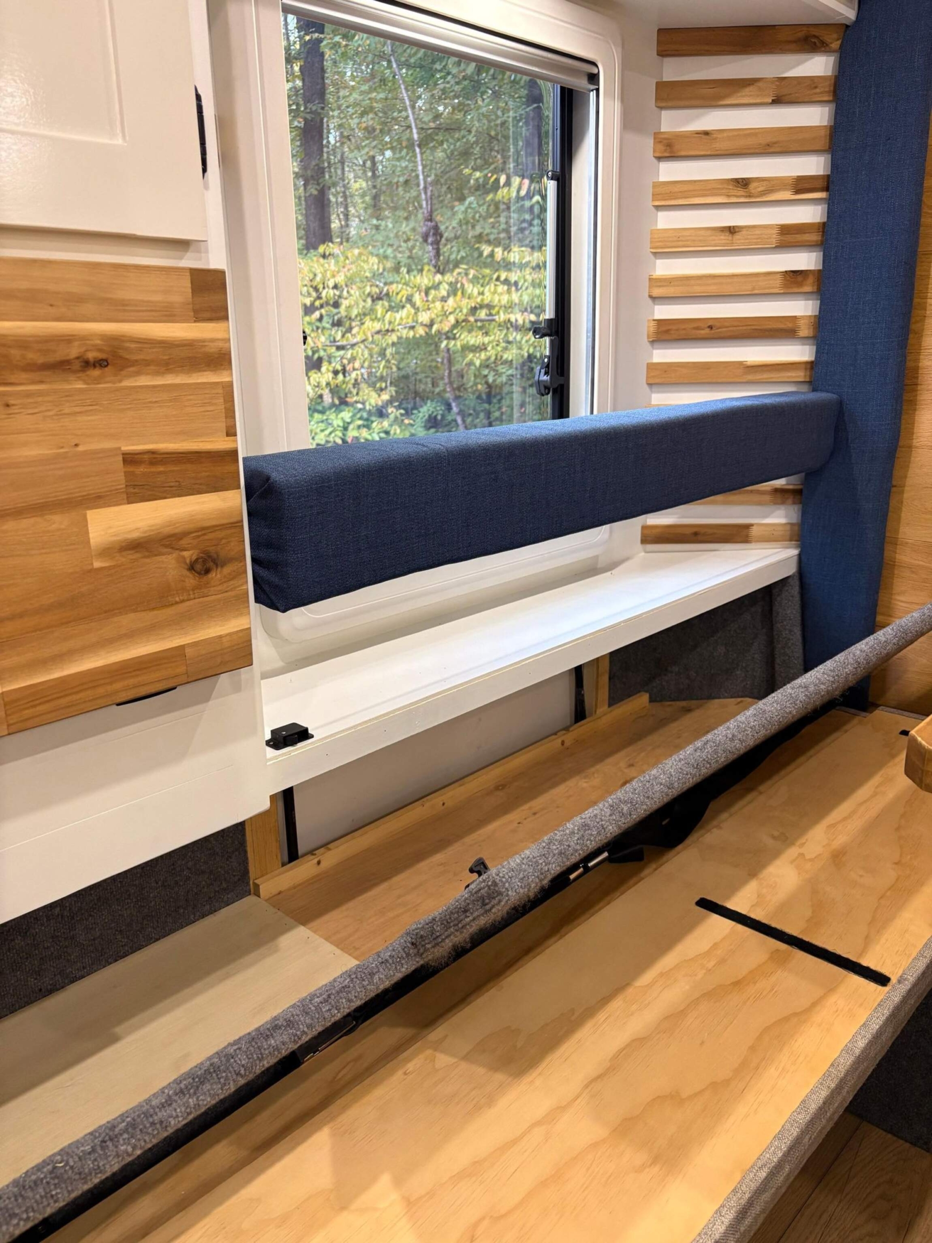 Sold: 2013 Ford F-550 Super Duty 4×4 Camper