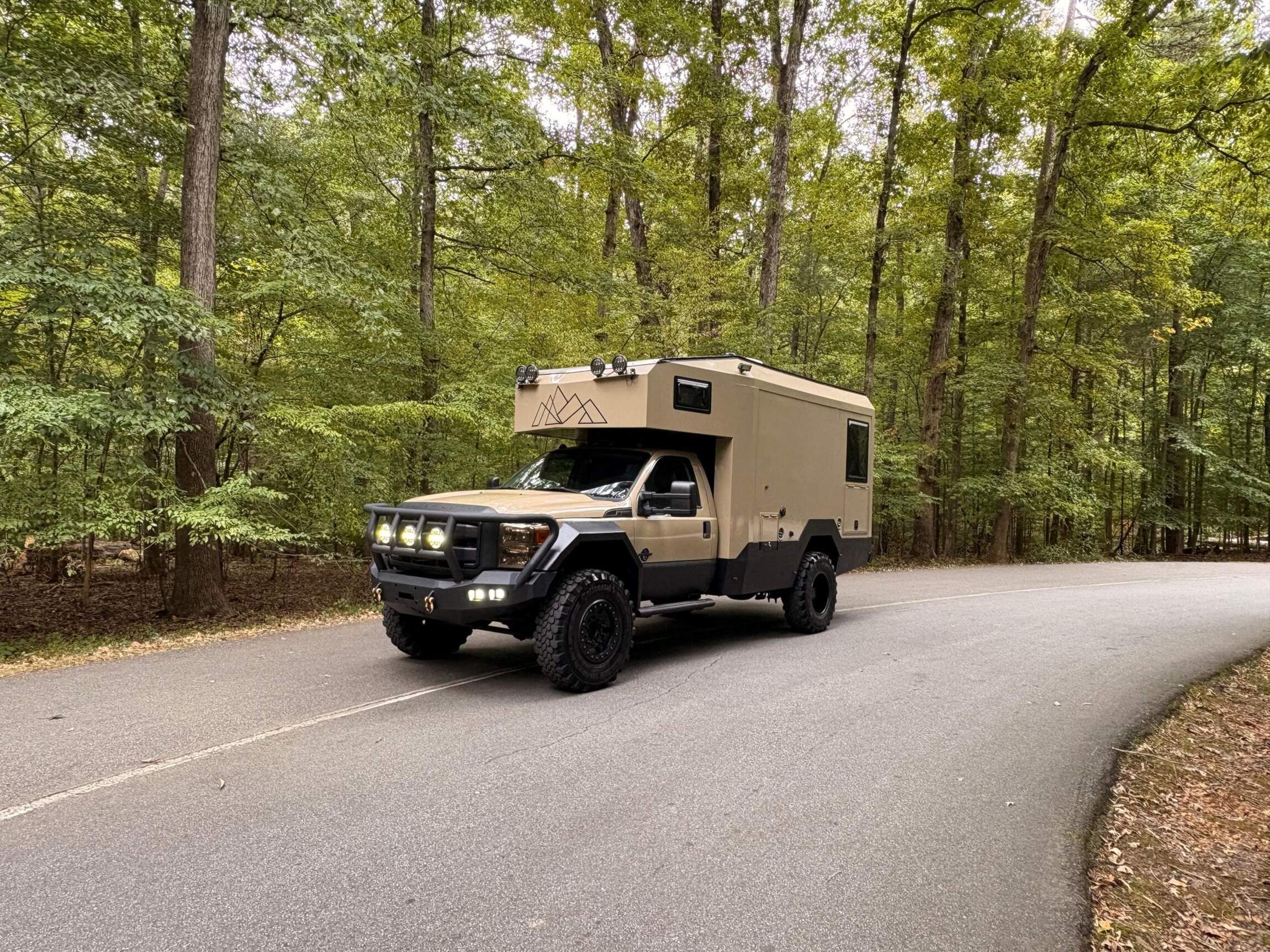 Sold: 2013 Ford F-550 Super Duty 4×4 Camper