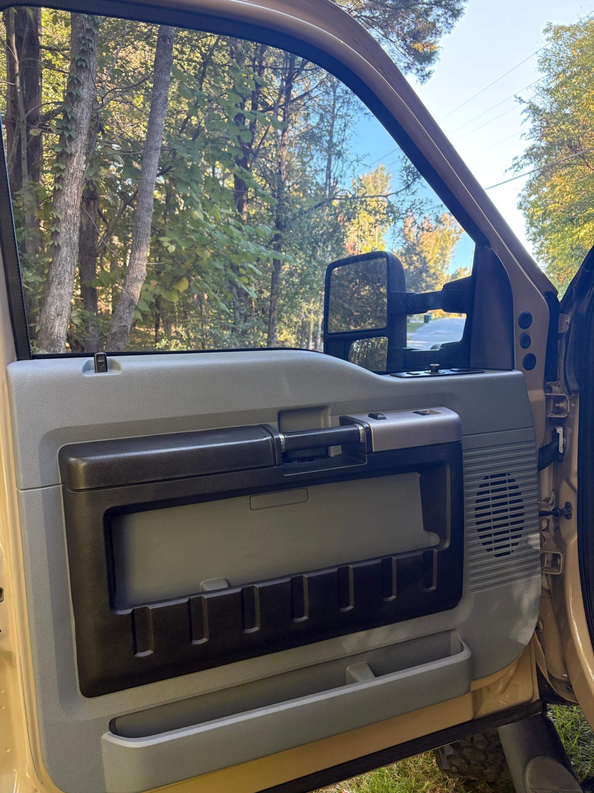 Sold: 2013 Ford F-550 Super Duty 4×4 Camper