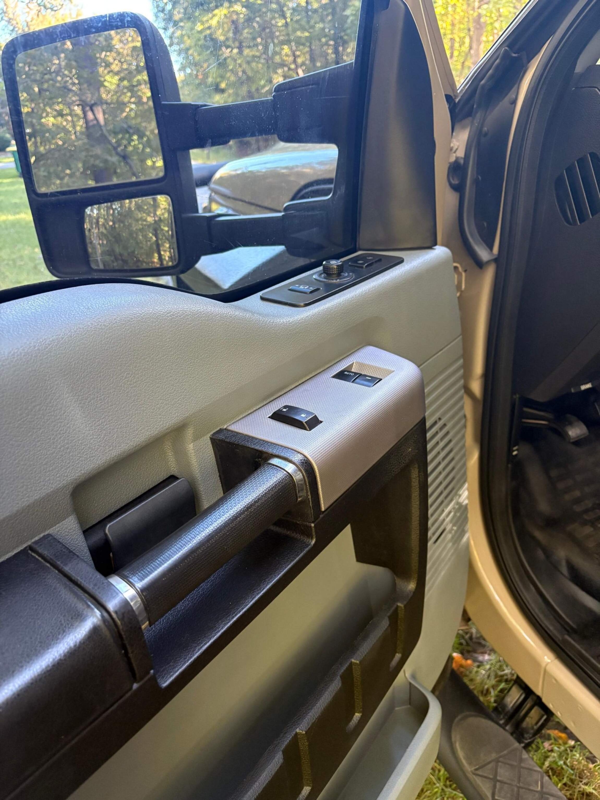 Sold: 2013 Ford F-550 Super Duty 4×4 Camper