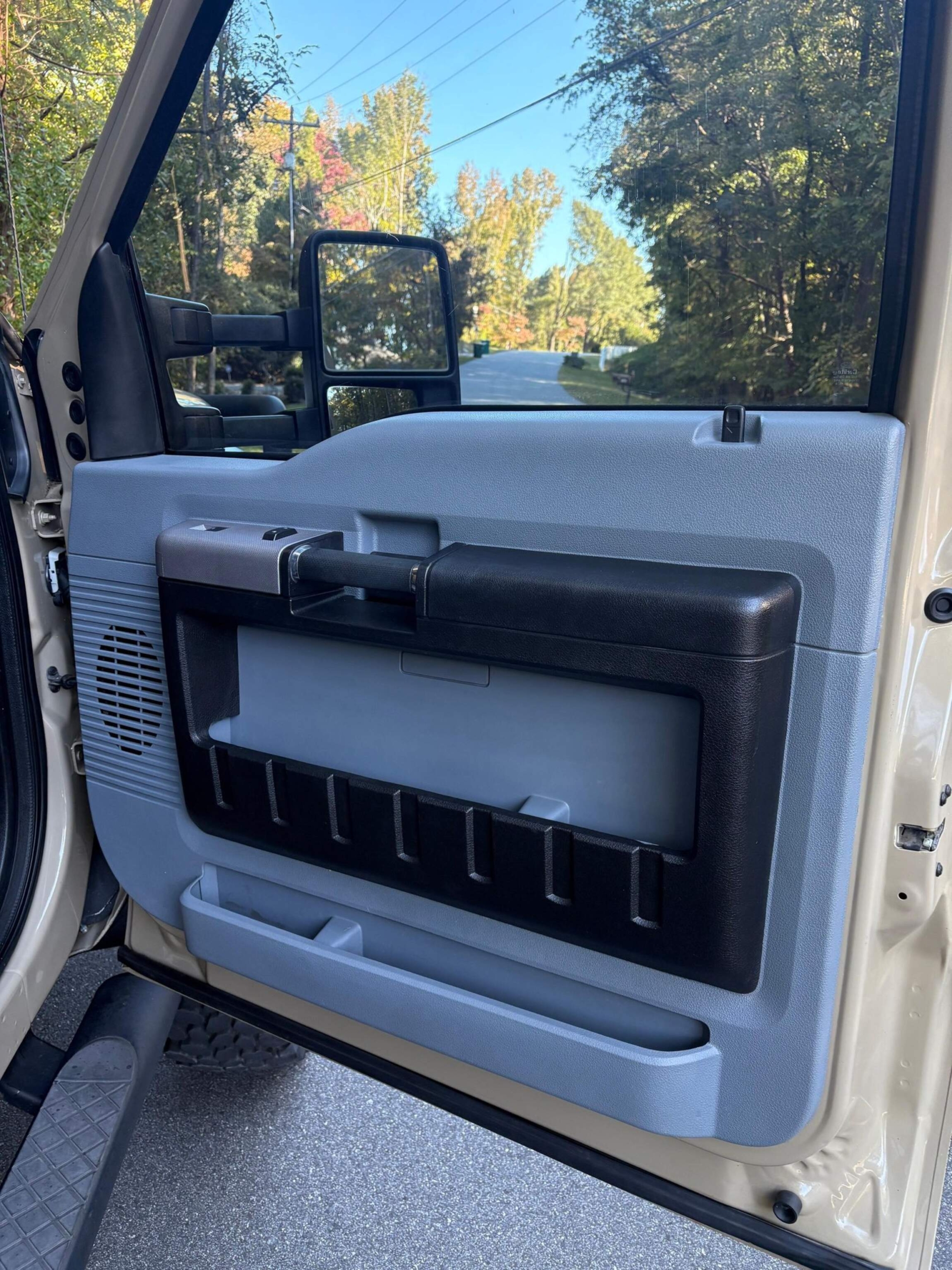 Sold: 2013 Ford F-550 Super Duty 4×4 Camper