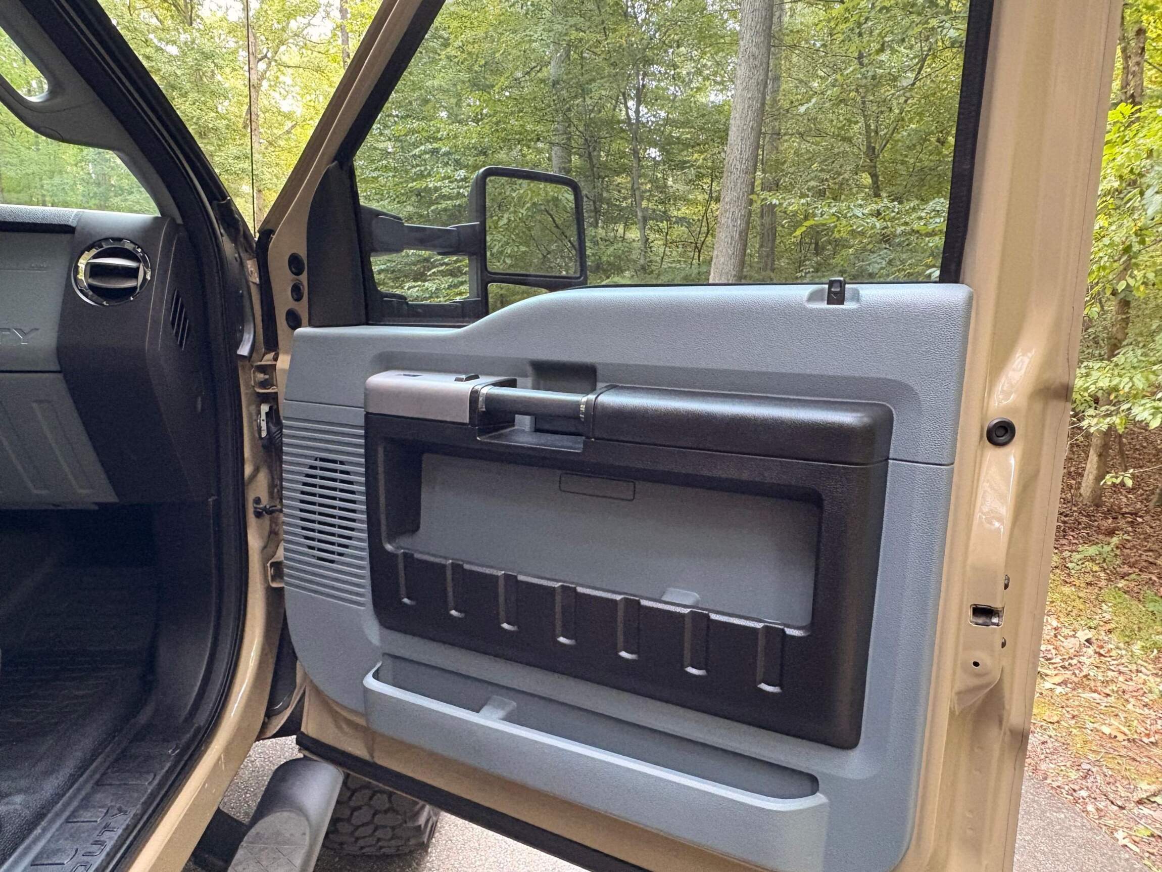 Sold: 2013 Ford F-550 Super Duty 4×4 Camper