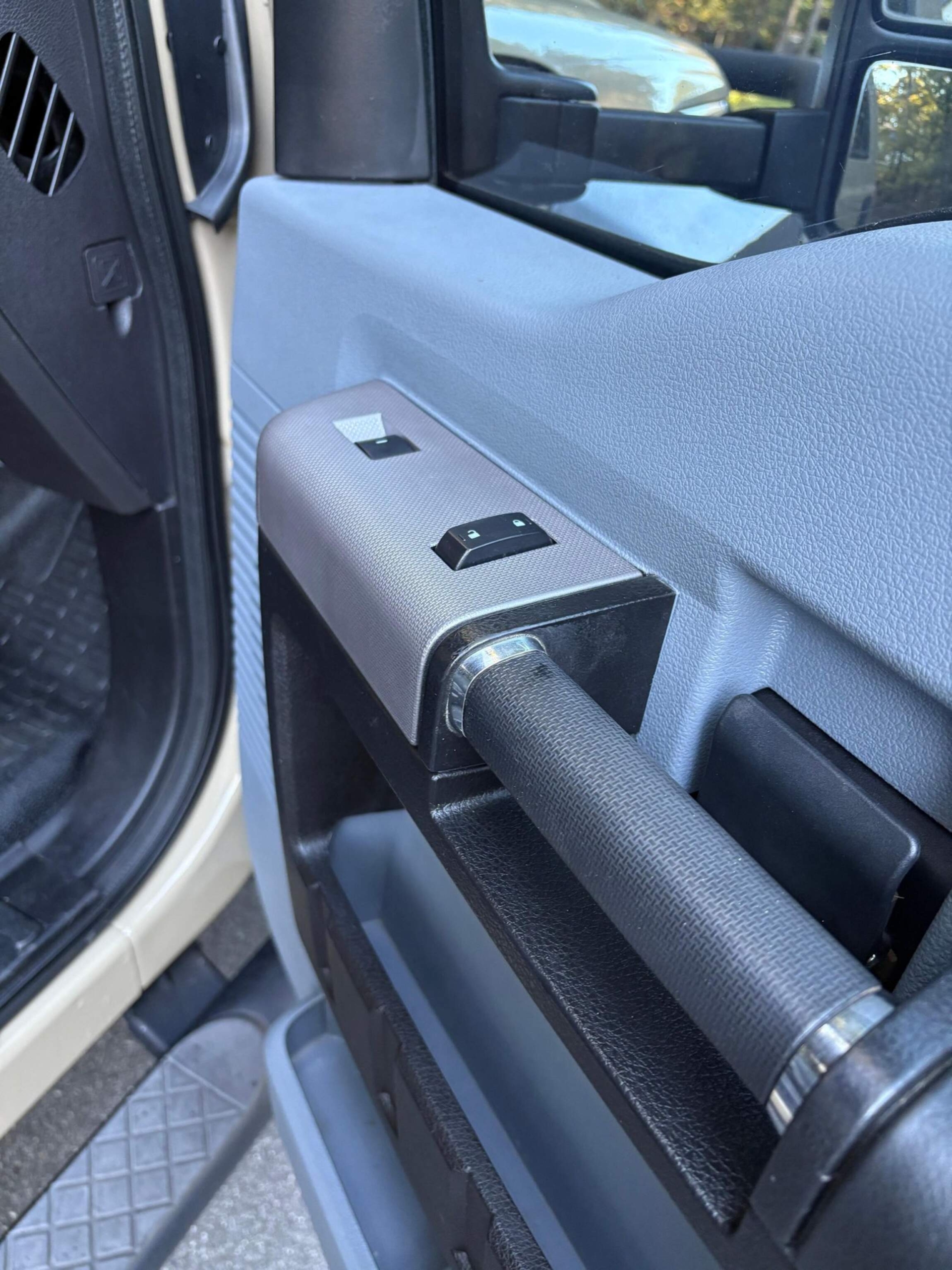 Sold: 2013 Ford F-550 Super Duty 4×4 Camper