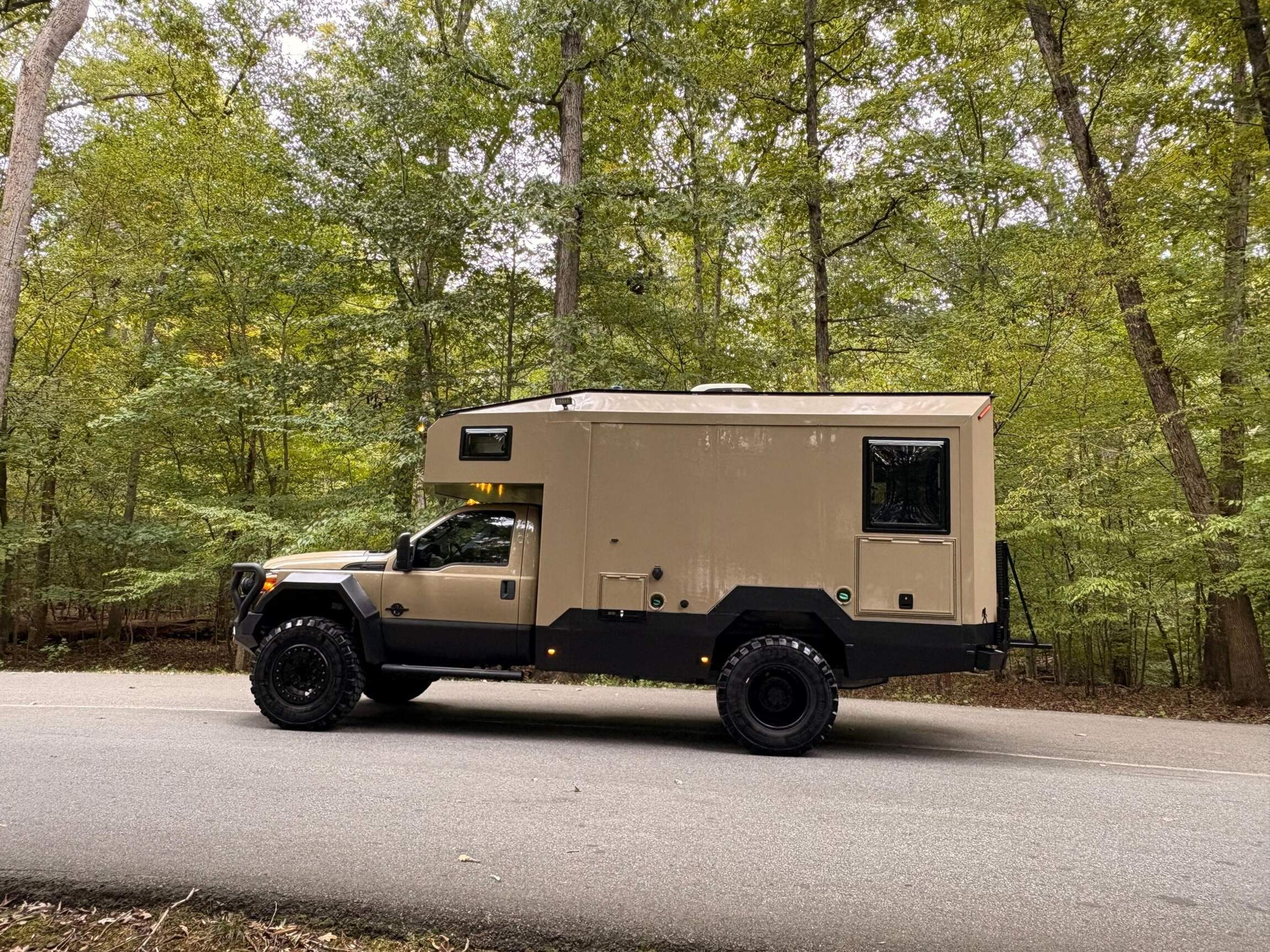 Sold: 2013 Ford F-550 Super Duty 4×4 Camper