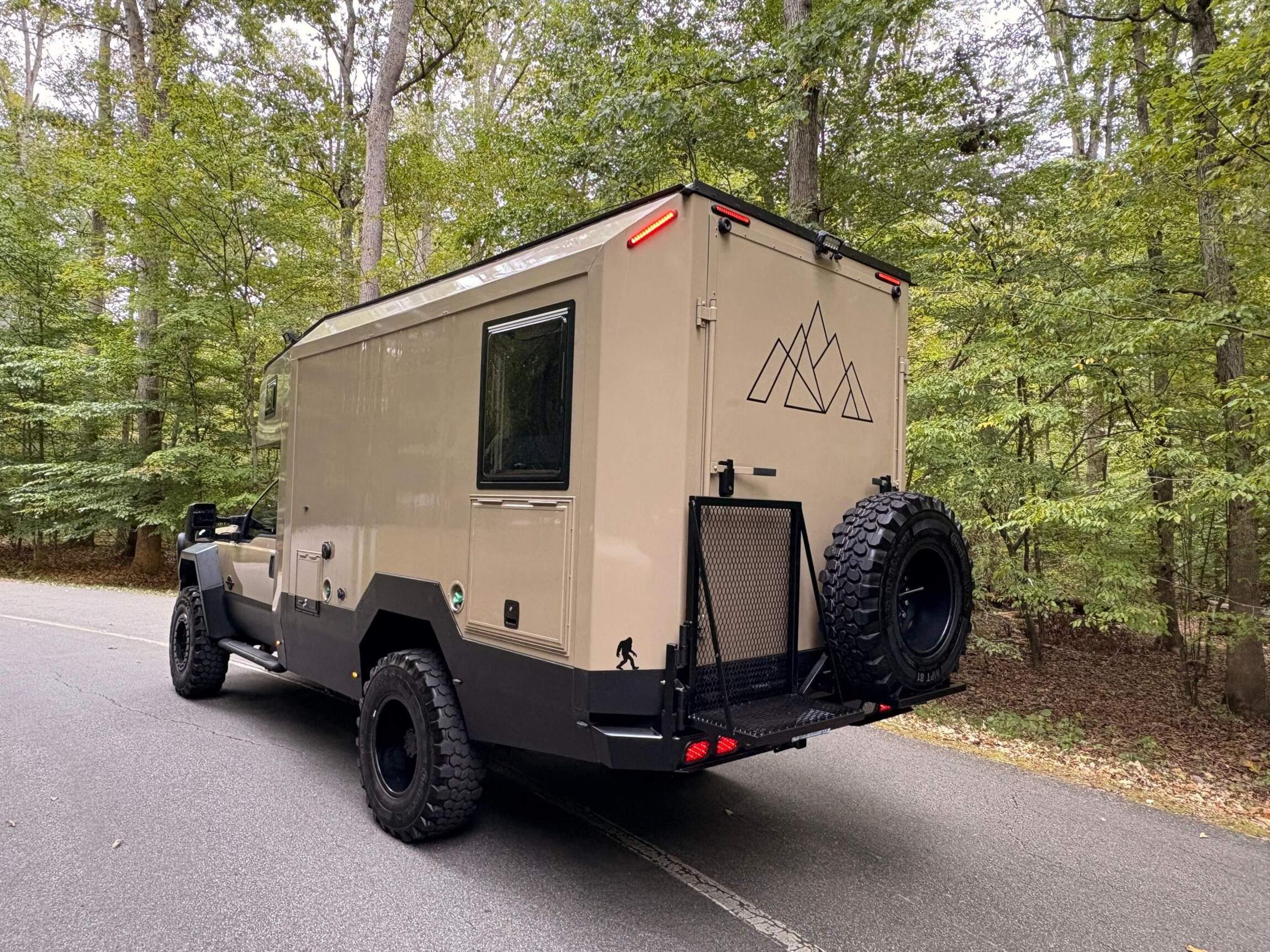 Sold: 2013 Ford F-550 Super Duty 4×4 Camper