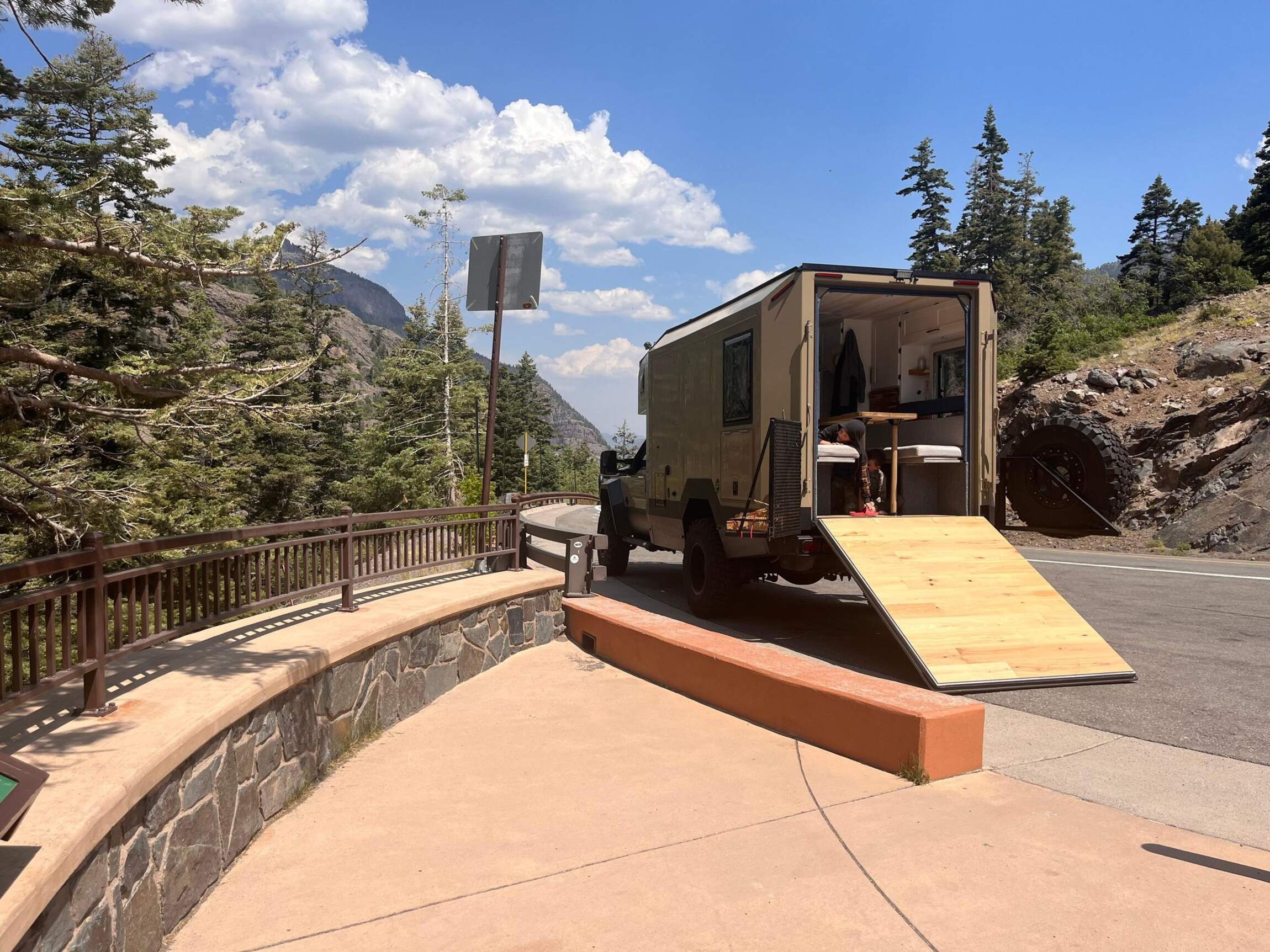 Sold: 2013 Ford F-550 Super Duty 4×4 Camper